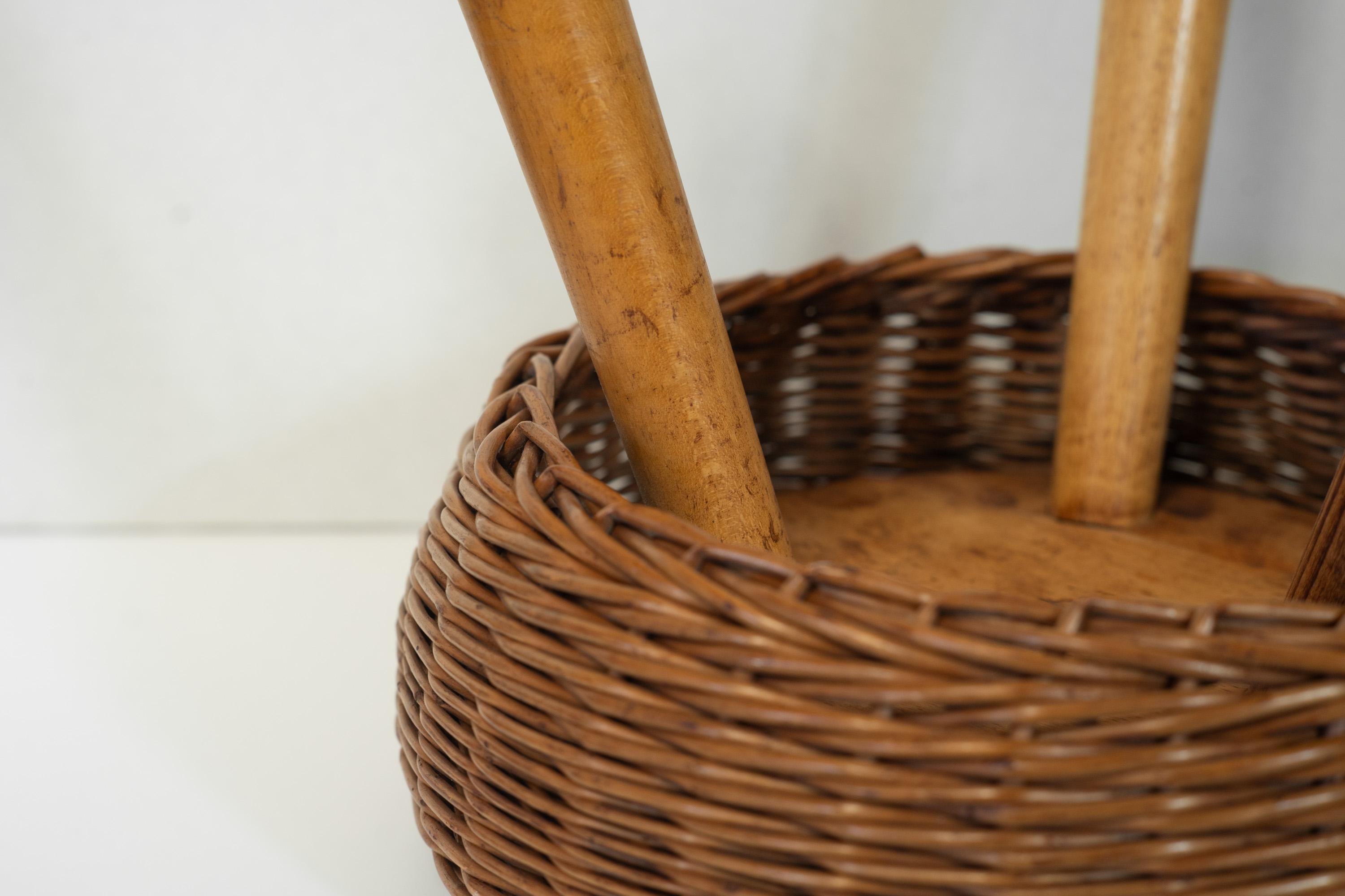 Taburete de tres patas de mimbre y madera tejida Tony Paul, EE.UU., años 50 Mimbre en venta