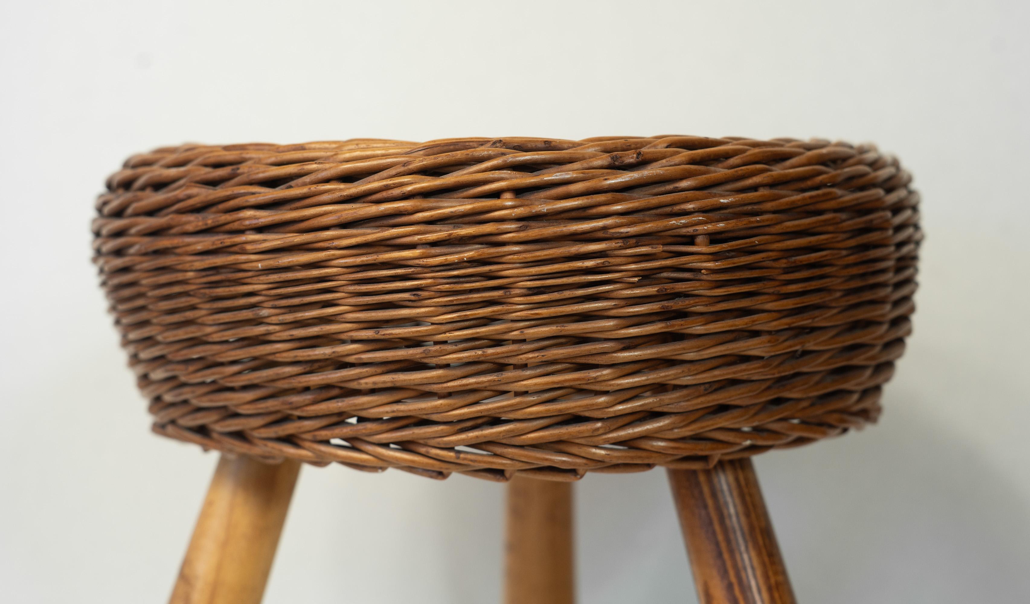 Taburete de tres patas de mimbre y madera tejida Tony Paul, EE.UU., años 50 en venta 1