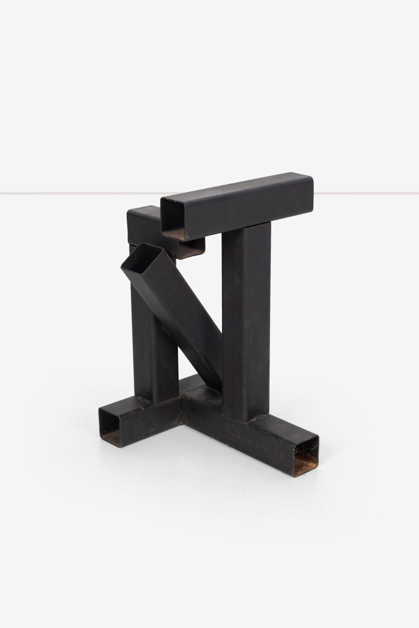 Maquette di Tony Rosenthal per una grande scultura quadrata a T in vendita 1