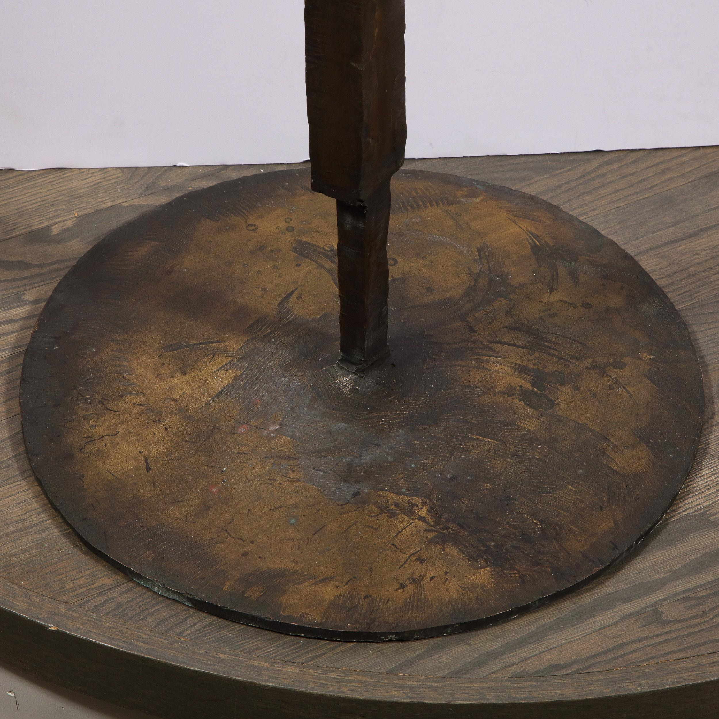 Cette étonnante sculpture en bronze soudé de style moderne du milieu du siècle dernier a été réalisée par l'estimé artiste du 20e siècle Tony Rosenthal vers 1965. Signée et datée par l'artiste (et avec un certificat d'authenticité inclus), cette