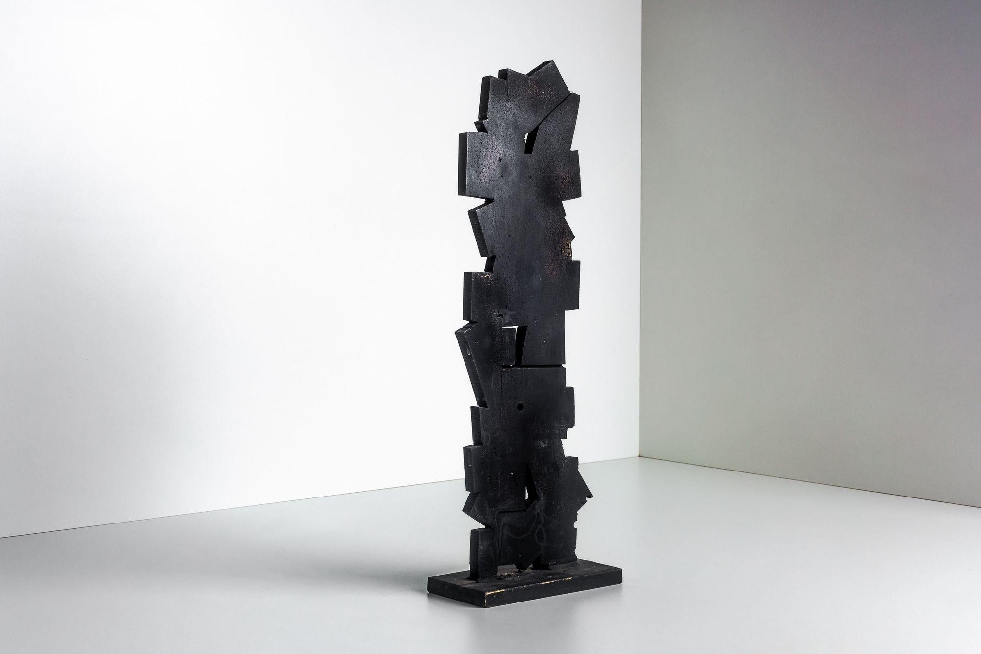 Tony Rosenthal Tisch-Bronze-Skulptur

Unbetitelt. Vertikal ausgerichtete, schwarz lackierte Bronzeskulptur mit drei inneren Hohlräumen mit unregelmäßigen Kanten, auf Sockel geschweißt, signiert, um 1998.

Aus der Estate Collection von Tony