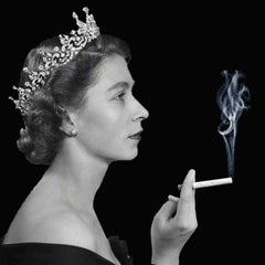 La reina Isabel fumando, Técnica mixta sobre lienzo