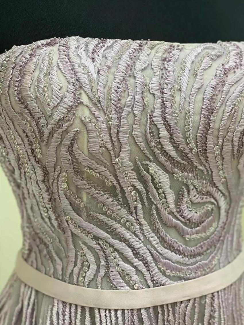TONY WARD PINK/LILAC EMBROIDERED LOND DRESS  Fr 36 In New Condition In Montgomery, TX