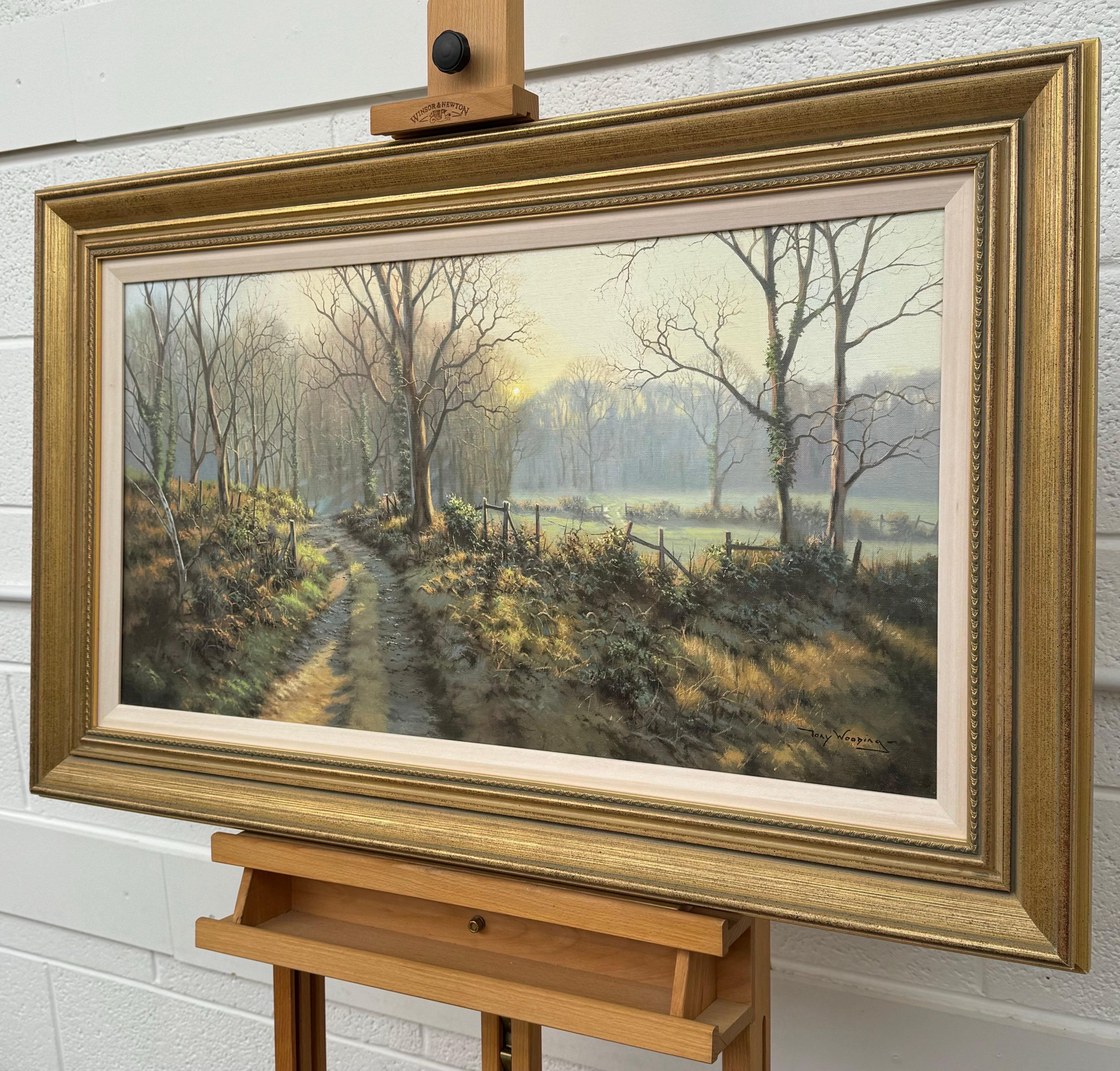 Lane's in inverno con il sole invernale attraverso gli alberi di un artista britannico - Figurative Painting Marrone di Tony Wooding