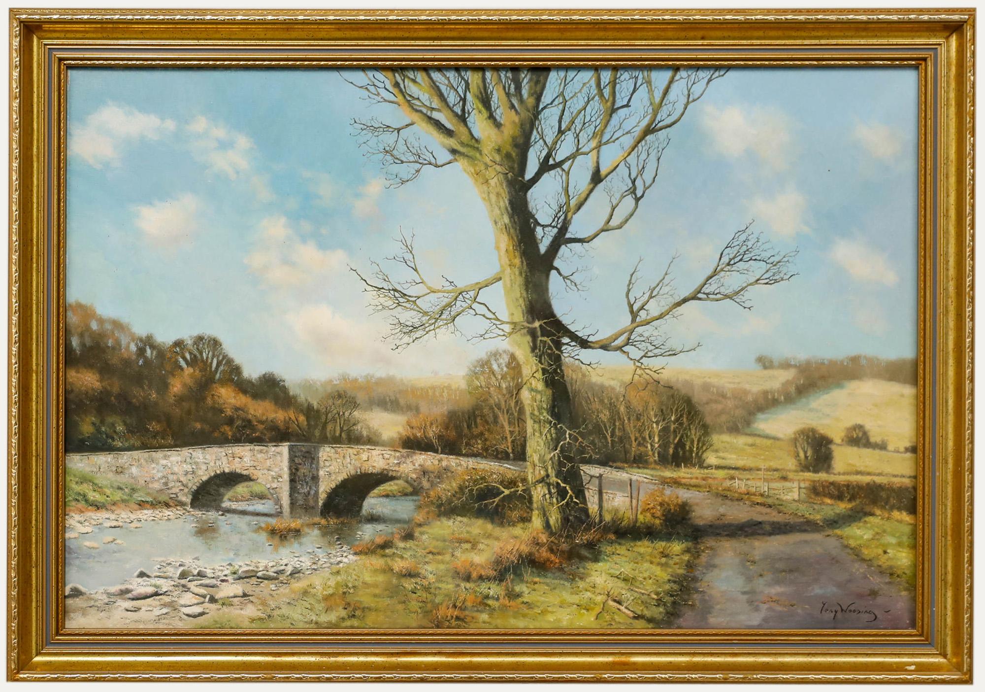 Eine bezaubernde Landschaftsszene, die eine Steinbrücke in einer sonnigen Winterlandschaft zeigt. Signiert unten rechts. Präsentiert in einem vergoldeten Rahmen. Auf Leinwand.