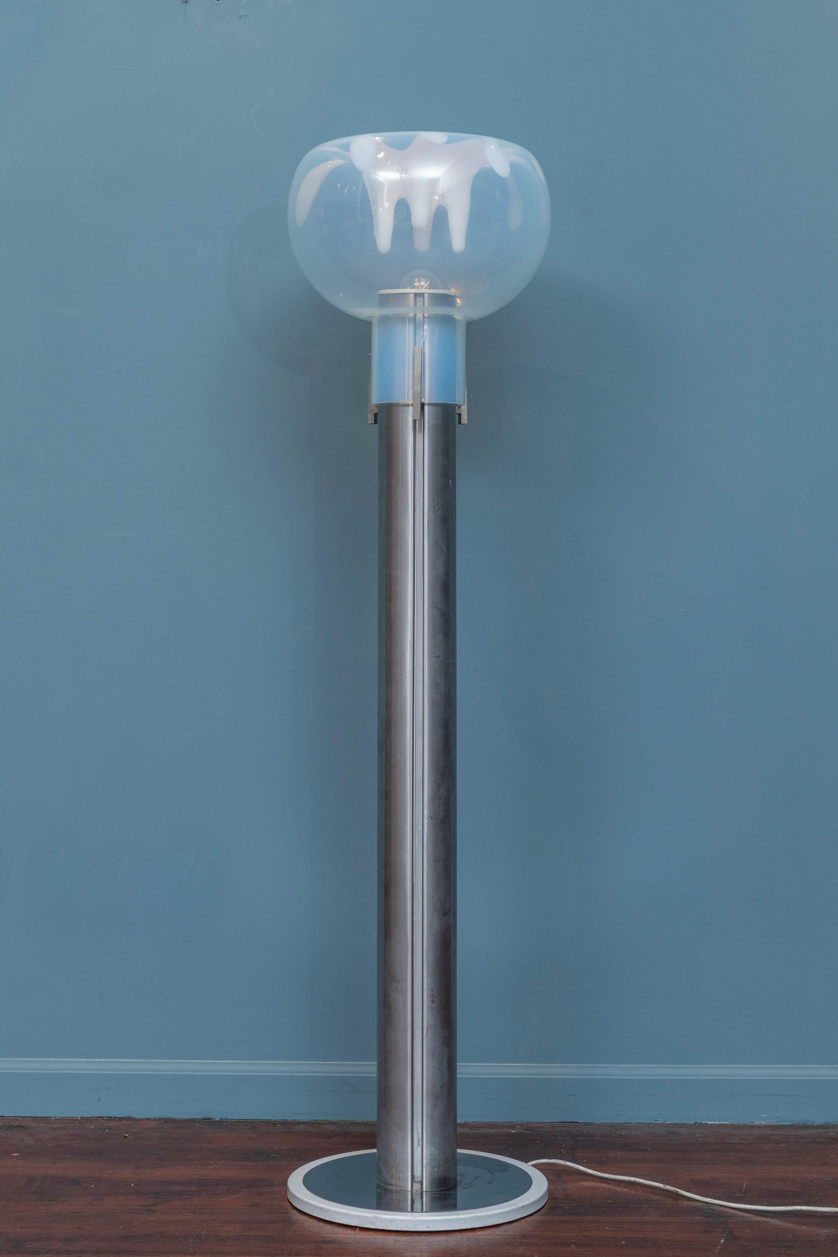 Tony Zuccheri entwirft eine Stehleuchte aus geblasenem Glas und Edelstahl für Veart, Italien. Der mundgeblasene Schirm aus dickem Glas auf einem Sockel aus rostfreiem Stahl und weißem Lack strahlt eine blassblaue und weiße Farbe aus, wenn er