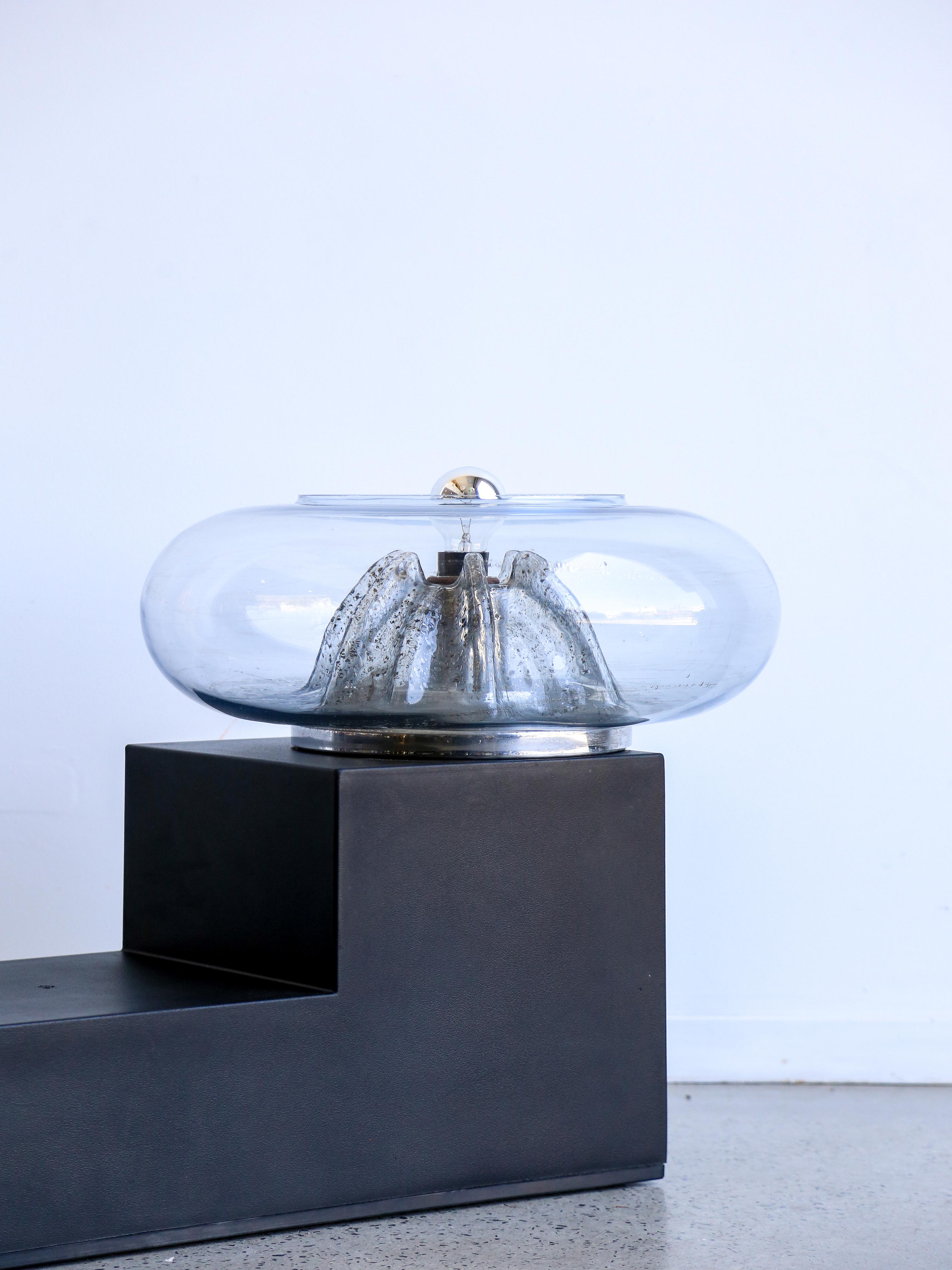 Tony Zuccheri est surtout connu pour son travail de designer de luminaires, notamment de lampes de table. Designer italien, il a cofondé la société 