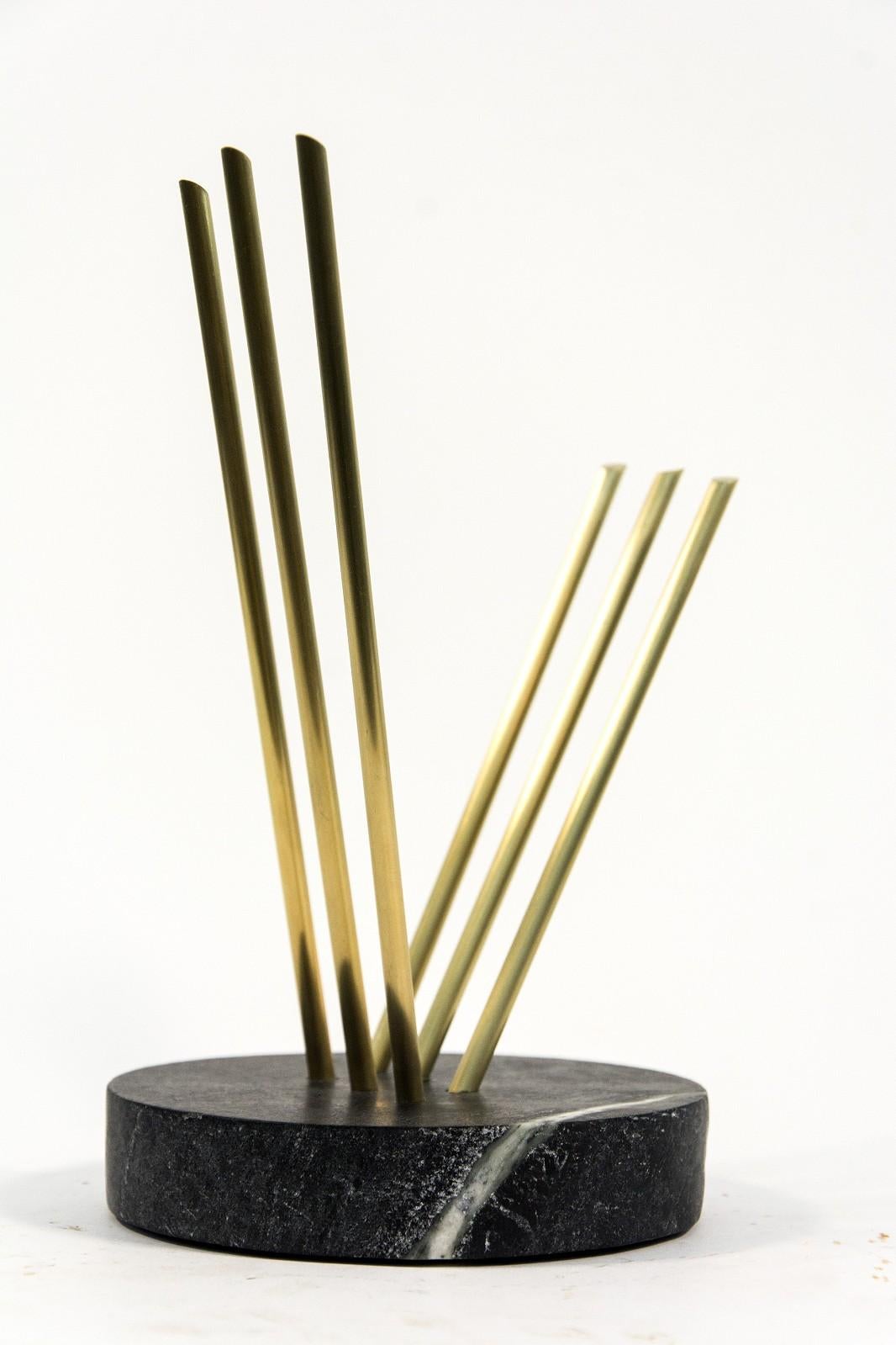 Earthshine (Maquette) - petite sculpture de table en laiton poli et grès savonné en vente 3