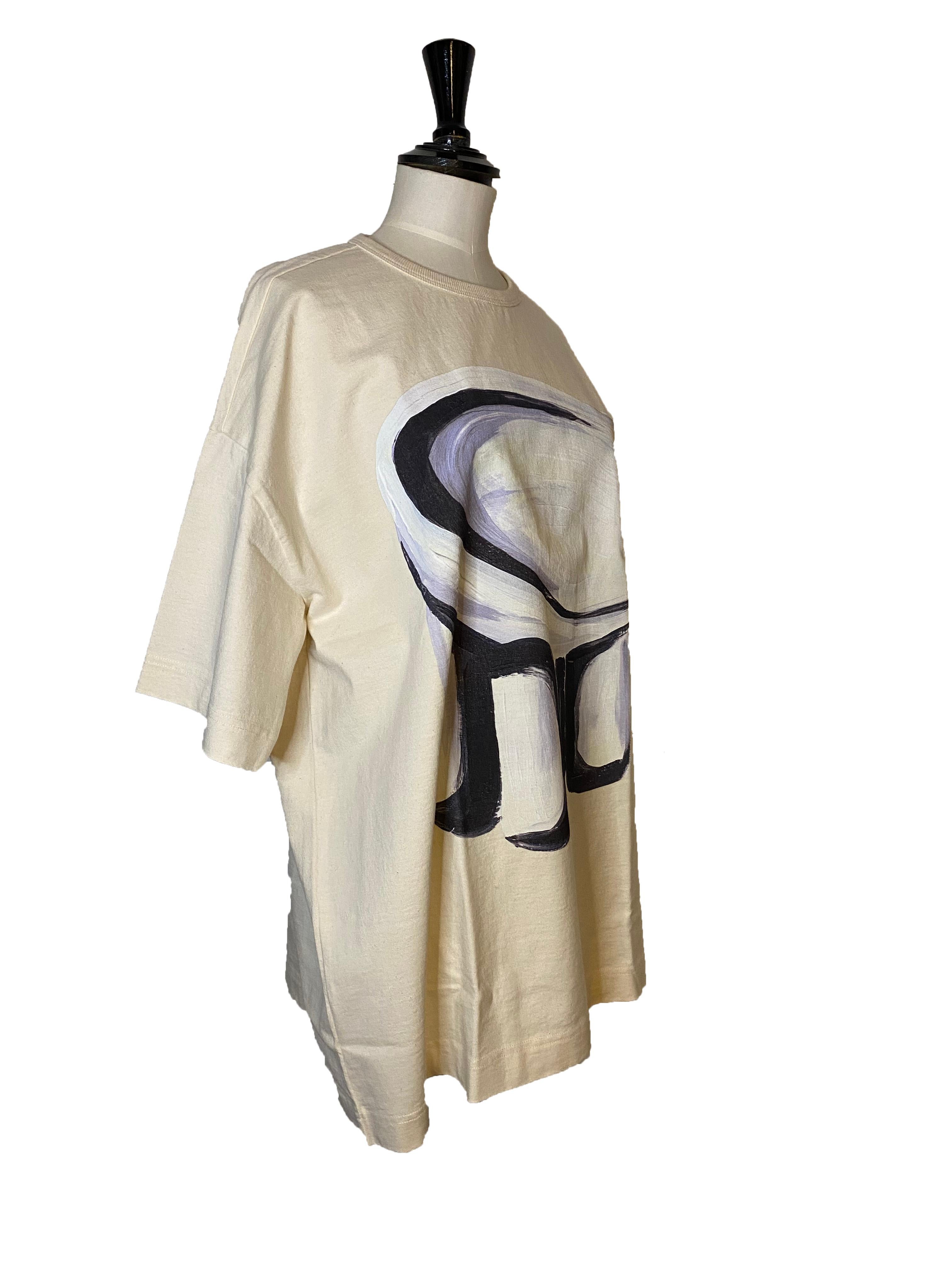 Camiseta gráfica unisex cruda de Toogood. Cuello redondo acanalado. Corte oversize con hombros caídos y mangas generosas que se sitúan justo por encima del codo. La camiseta lleva el icónico cuadro de la Silla Roly-Poly de la marca. Talla marcada