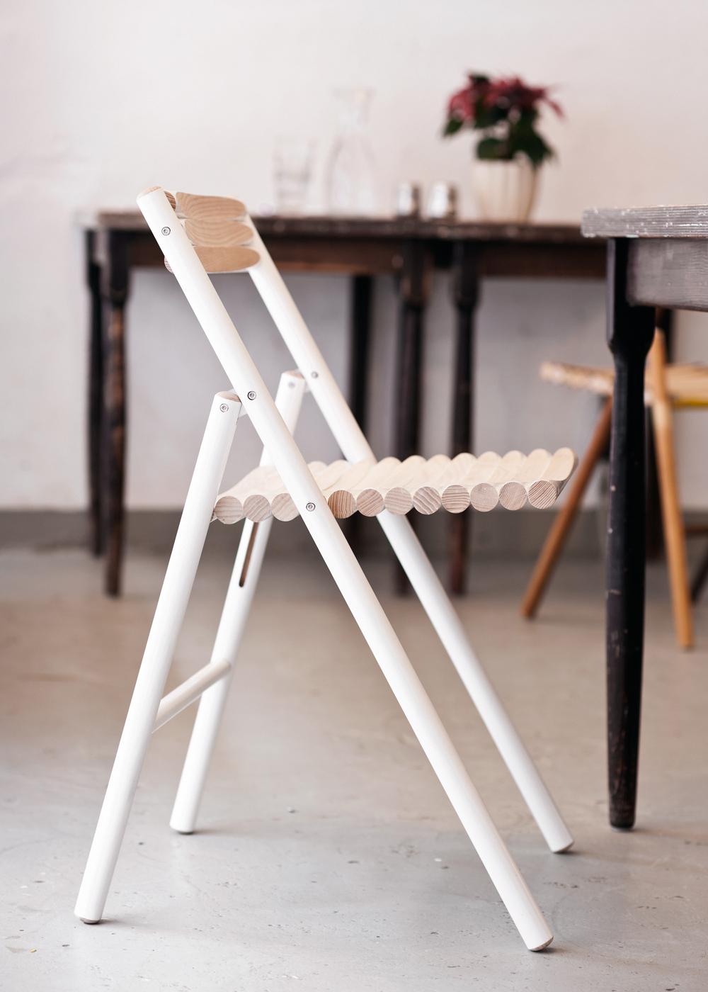 Der Name dieses Stuhls verrät bereits, woraus die Teile bestehen: Besenstiele. Ein Klappstuhl, in dem sich poetische Einfachheit und Raffinesse vereinen. Es gibt zwei Versionen: eine mit wiederverwendeten Griffen und eine mit neuen Griffen aus
