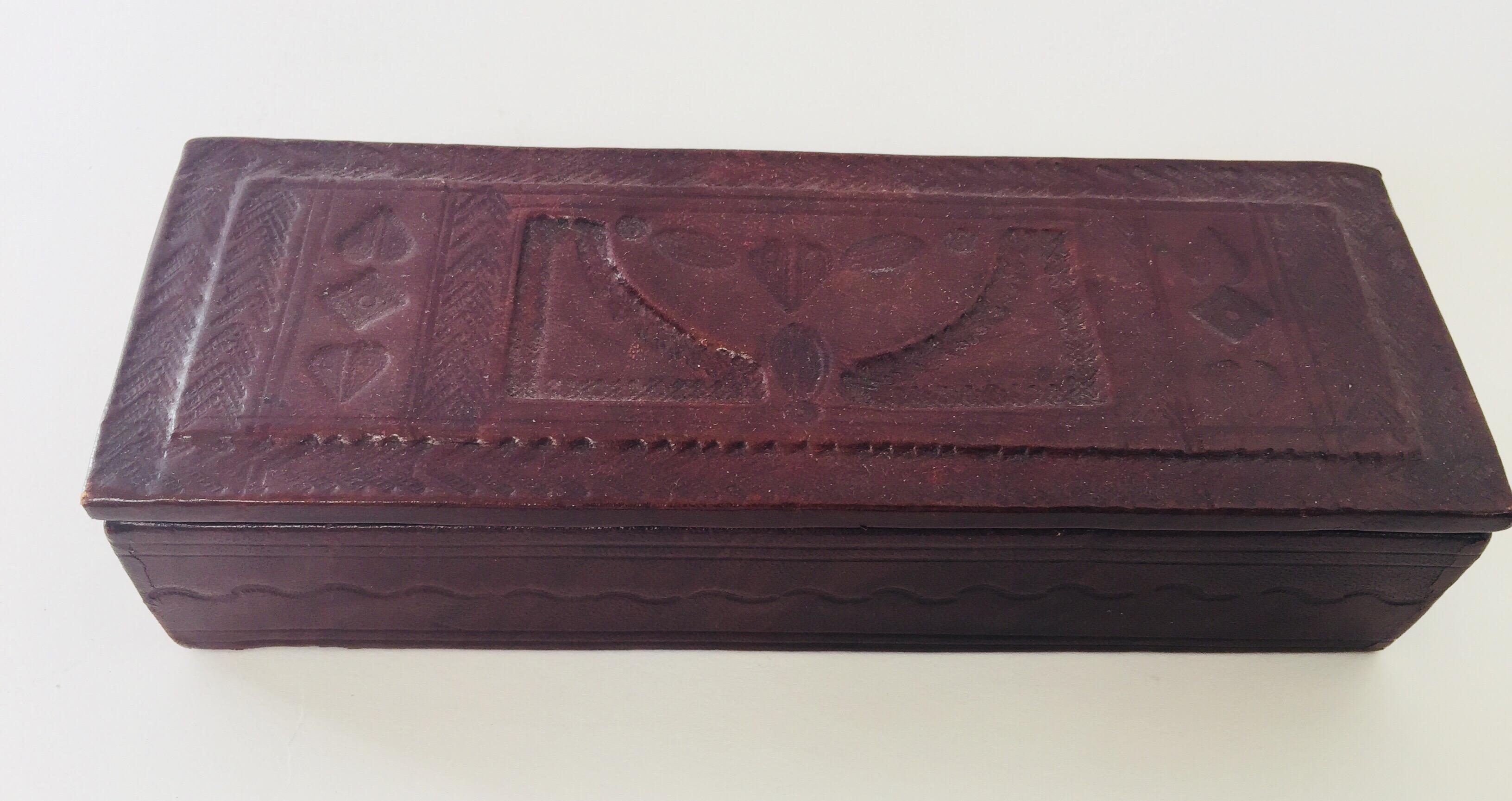 Hand tooled chocolate brown leather box from Africa.
Very fine workmanship with tribal traditional West African symbols on dark brown leather.
Tuareg style probably Mauritania.
Open to a leather lined interior.
Dimensions: 7.5