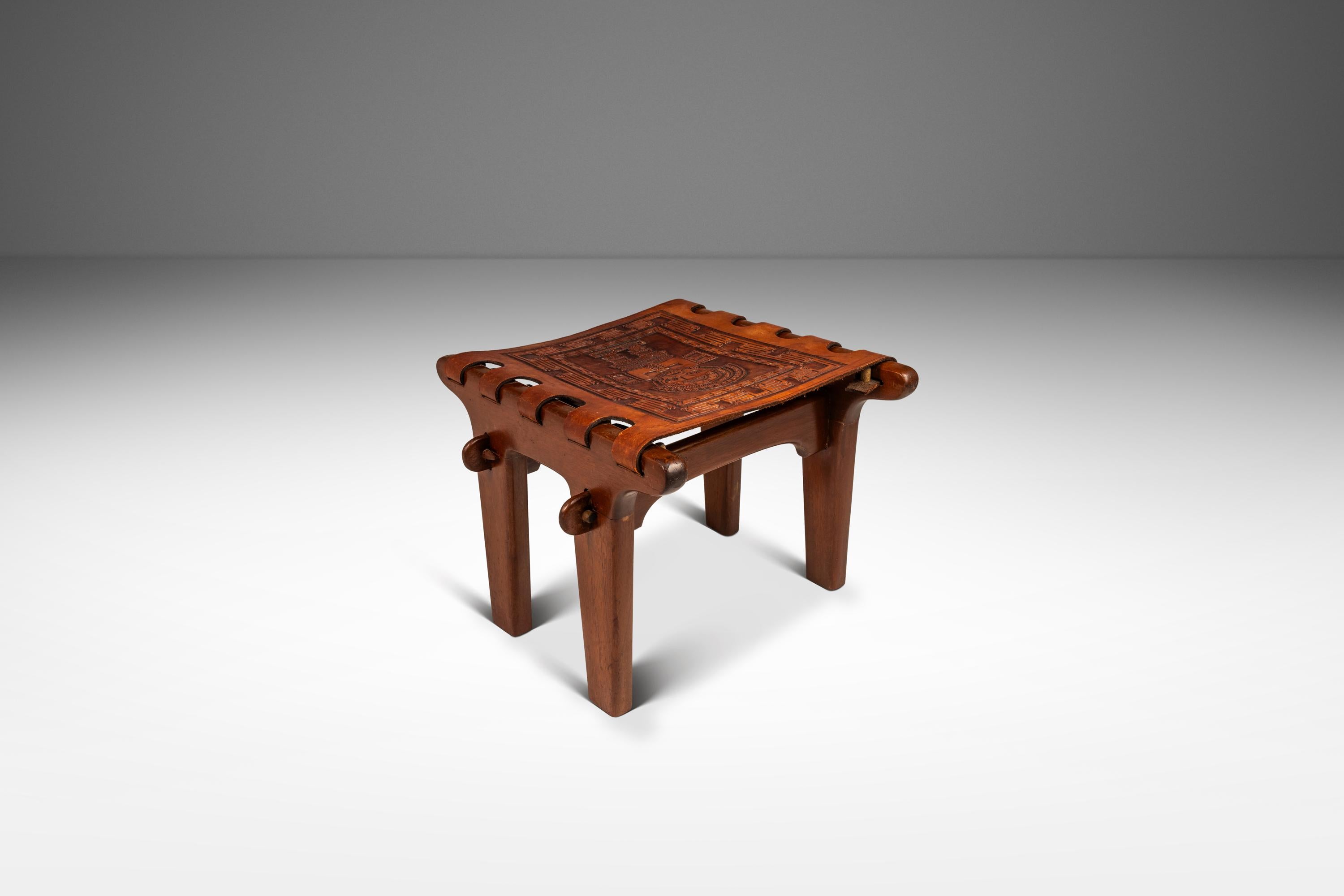 Colonial espagnol Ottoman / pouf en cuir gaufré, Angel Pazmino, Ecuador, années 1960