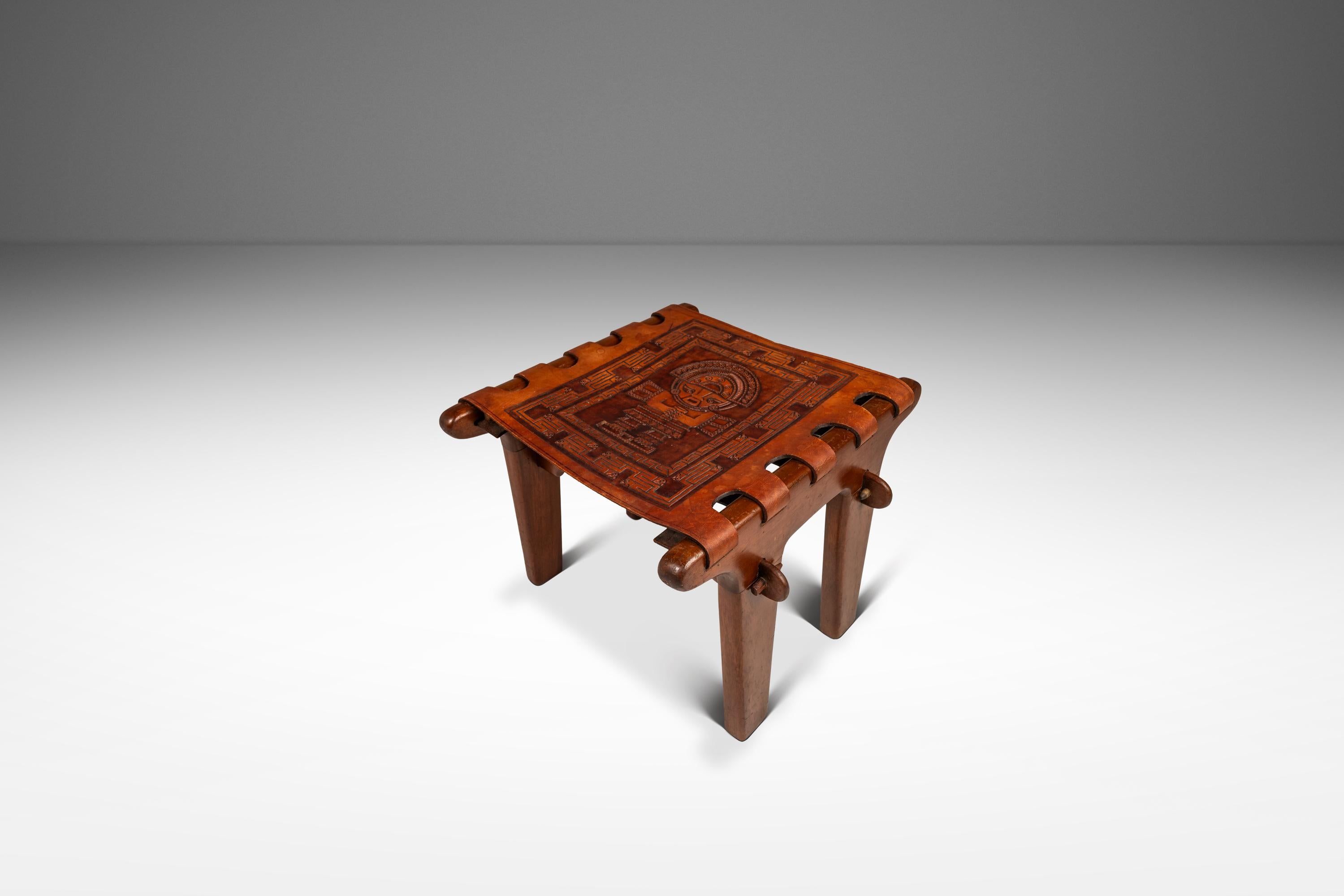 Ottoman / pouf en cuir gaufré, Angel Pazmino, Ecuador, années 1960 Bon état à Deland, FL