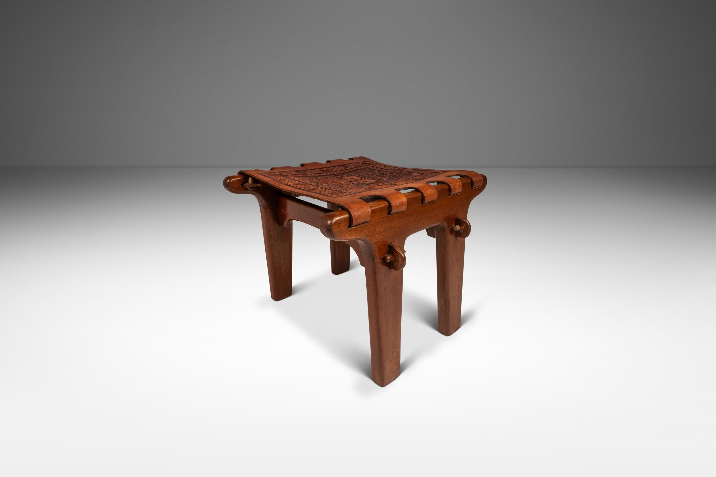 Milieu du XXe siècle Ottoman / pouf en cuir gaufré, Angel Pazmino, Ecuador, années 1960