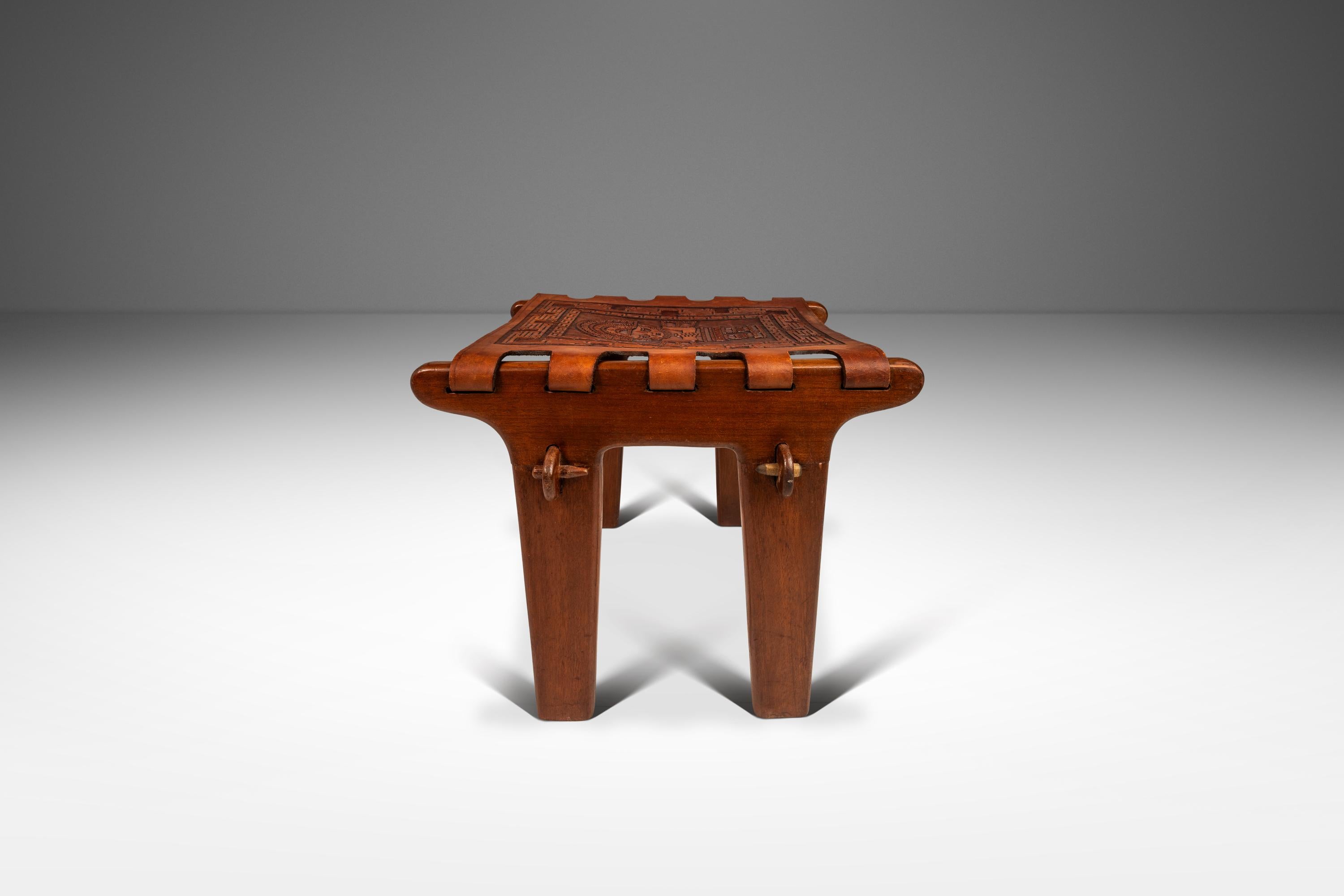 Fruitiers Ottoman / pouf en cuir gaufré, Angel Pazmino, Ecuador, années 1960