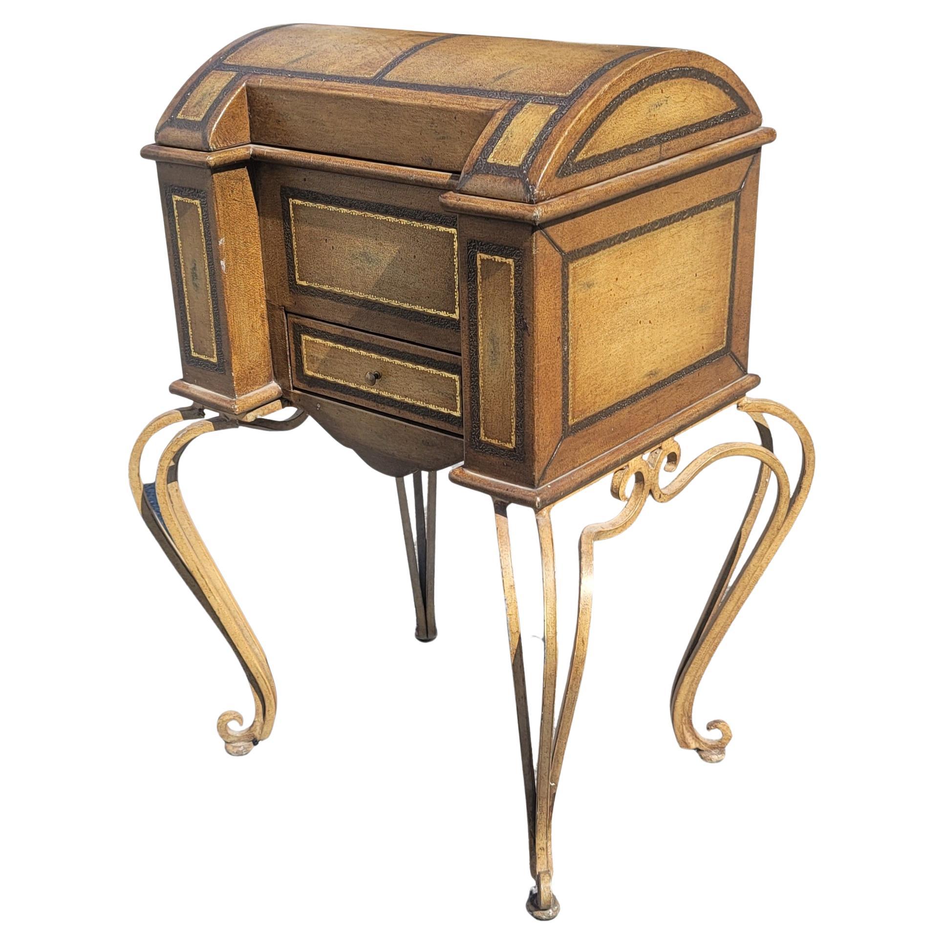 Avvolto da pelle lavorata e gambe in ferro battuto Tavolo da cucito o mobile contenitore con piano aperto e un cassetto. Pelle bovina stencilata su tutti i lati e sulla parte superiore. Buone condizioni vintage. Colore dominante