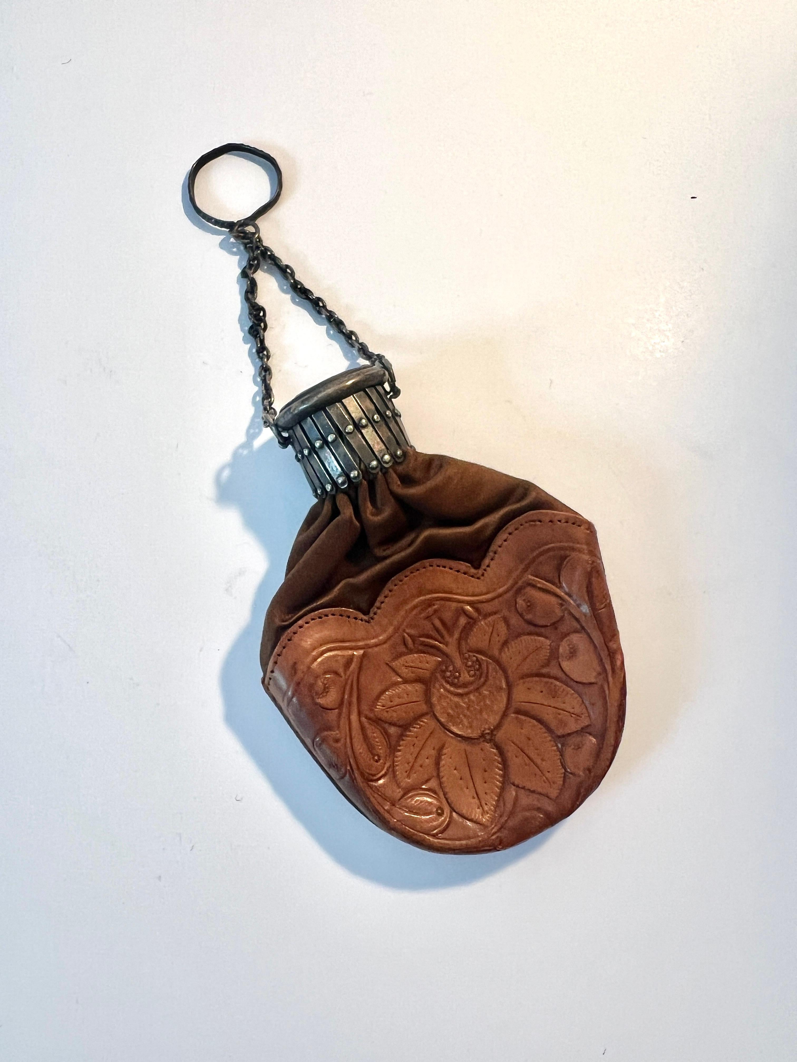 Un magnifique petit porte-monnaie européen.  Cuir finement ouvragé et couvercle extensible en accordéon, pour la monnaie, le tabac à priser ou 420 - en très bon état.

Cette pièce est un compliment et un ajout agréable à tout sac décoratif ou