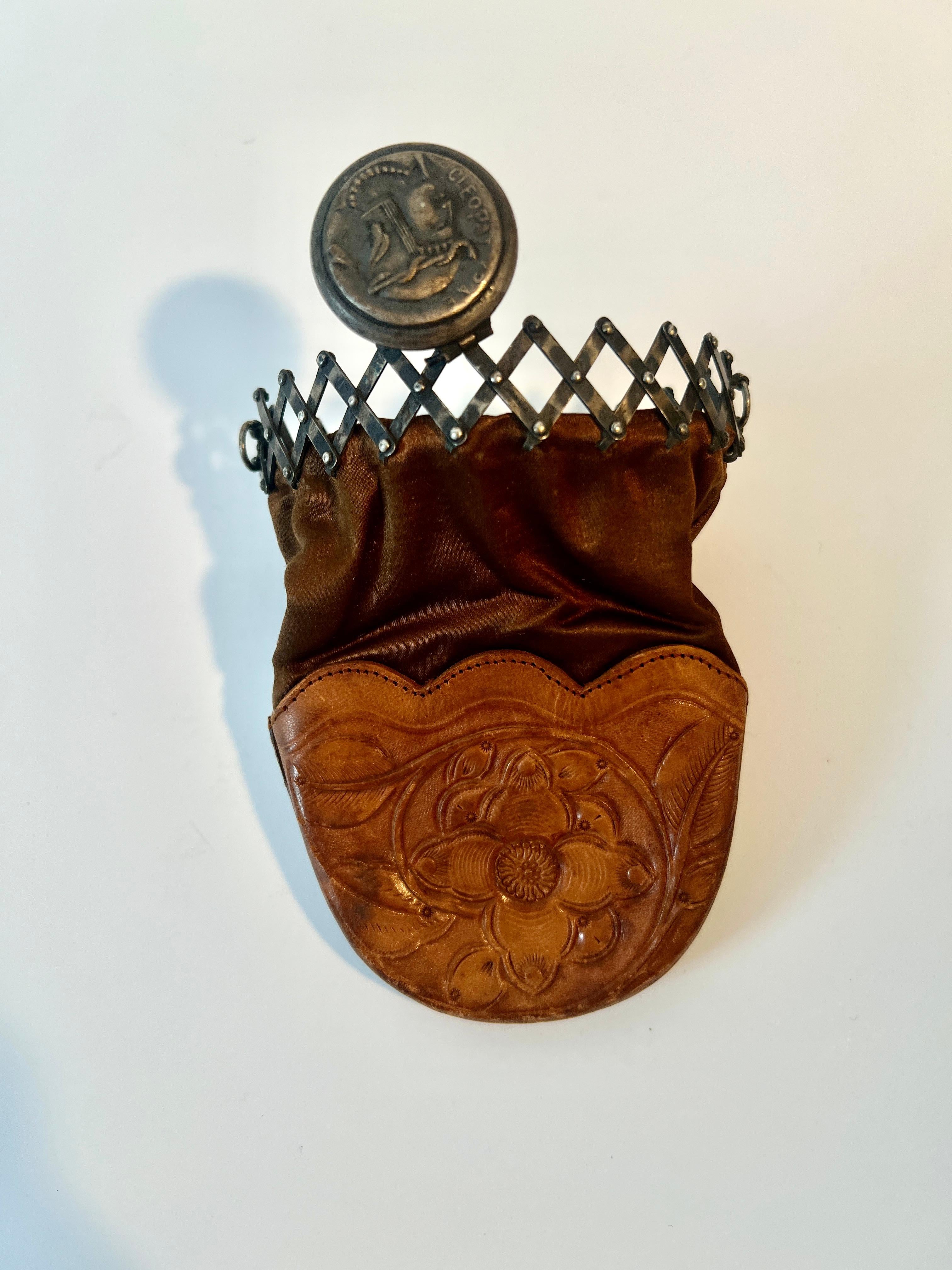 Sacoche extensible en cuir toilé Bon état - En vente à Los Angeles, CA