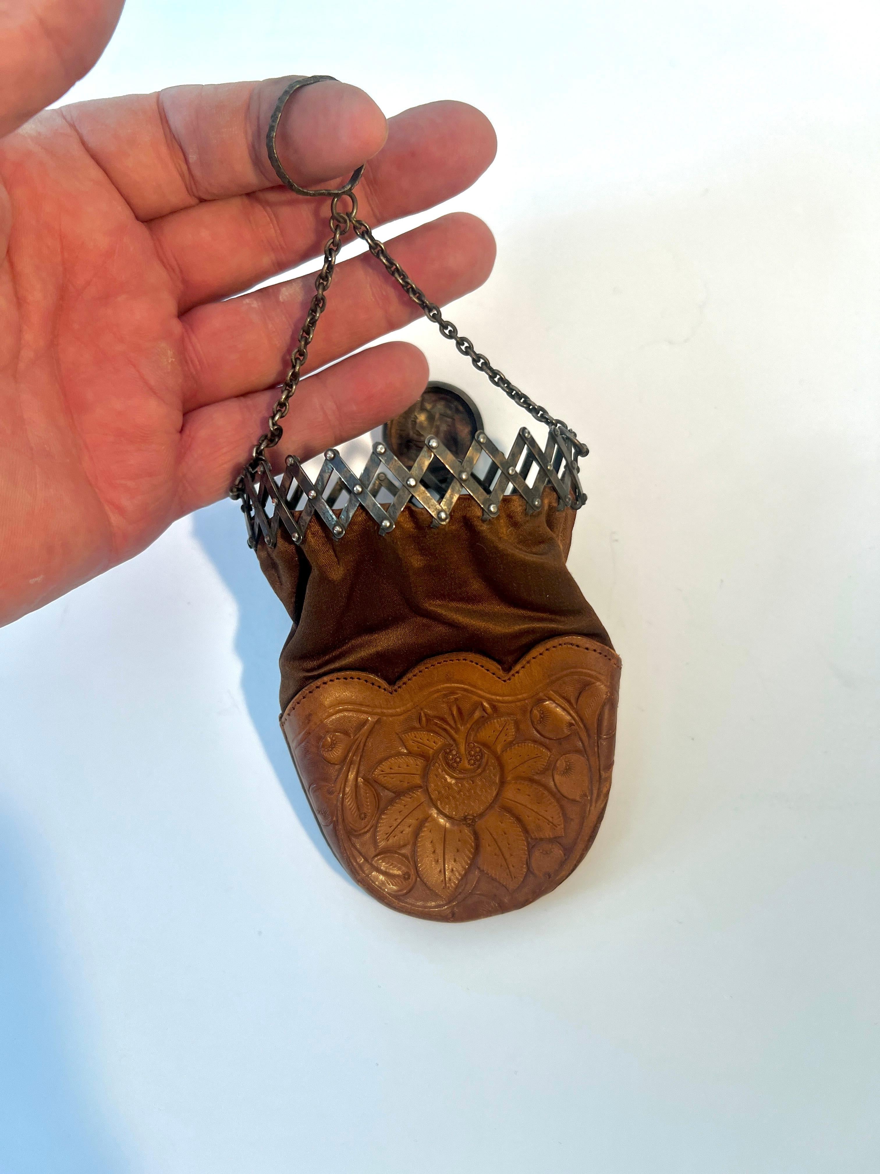 Sacoche extensible en cuir toilé en vente 1