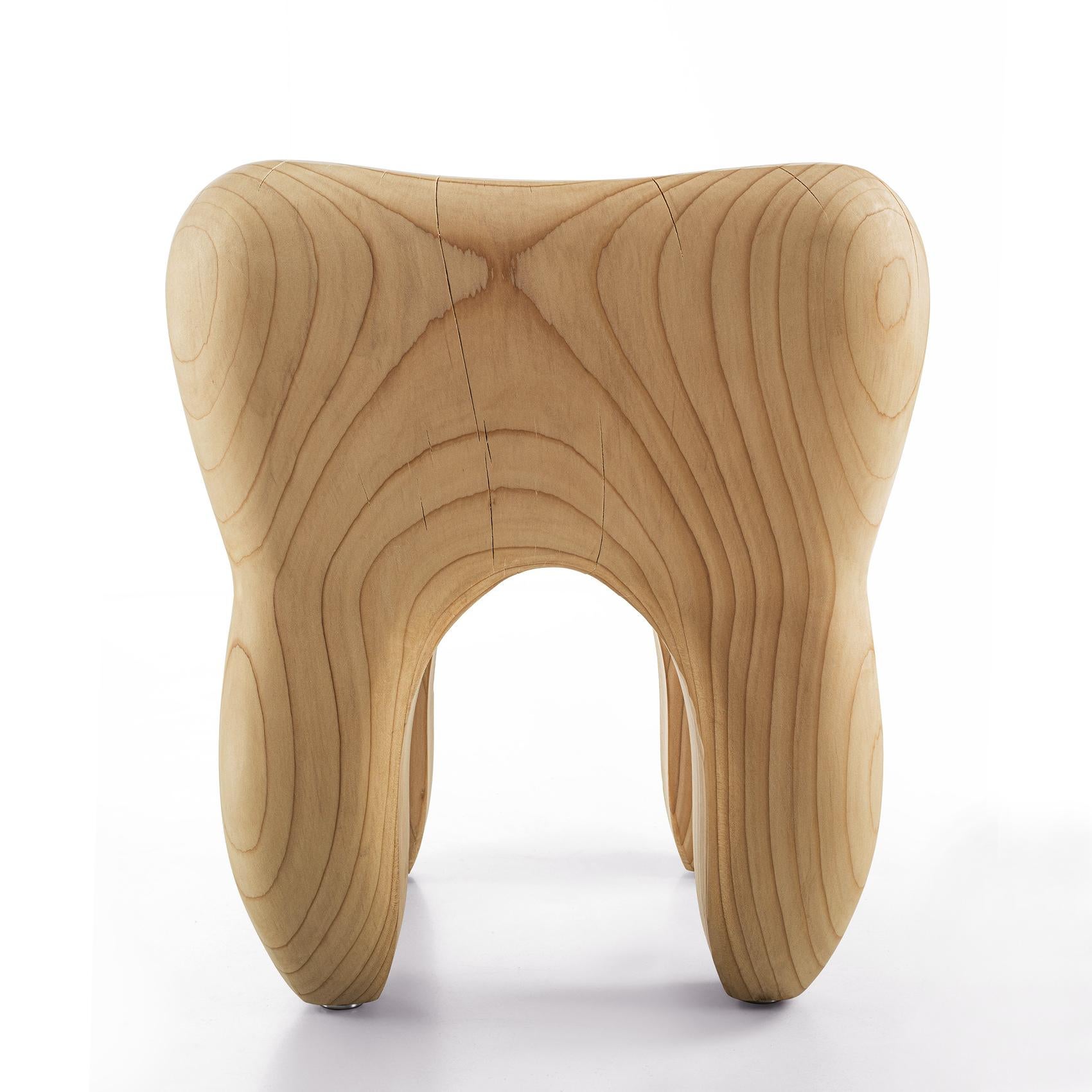 Tabouret Dent Cèdre avec toute la structure en massif naturel 
Bois de cèdre, traité avec de l'extrait naturel de pin. 
Le bois de cèdre massif comprend le mouvement, 
les fissures et les changements dans les conditions du bois, 
C'est la