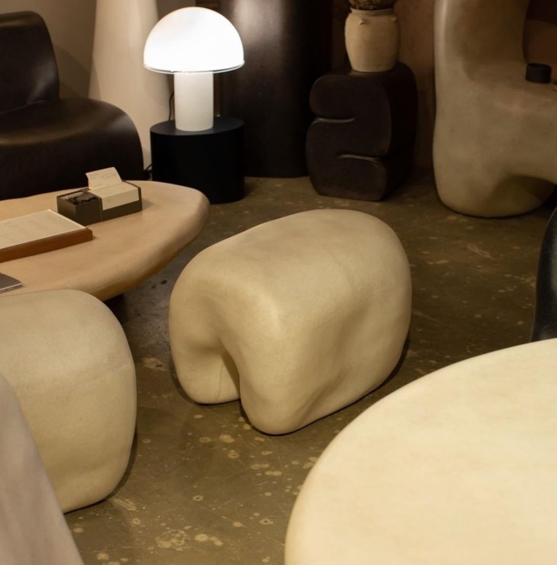 Sgabello in fibra di vetro a forma di dente, Nature Plain Beige di kar in vendita 7