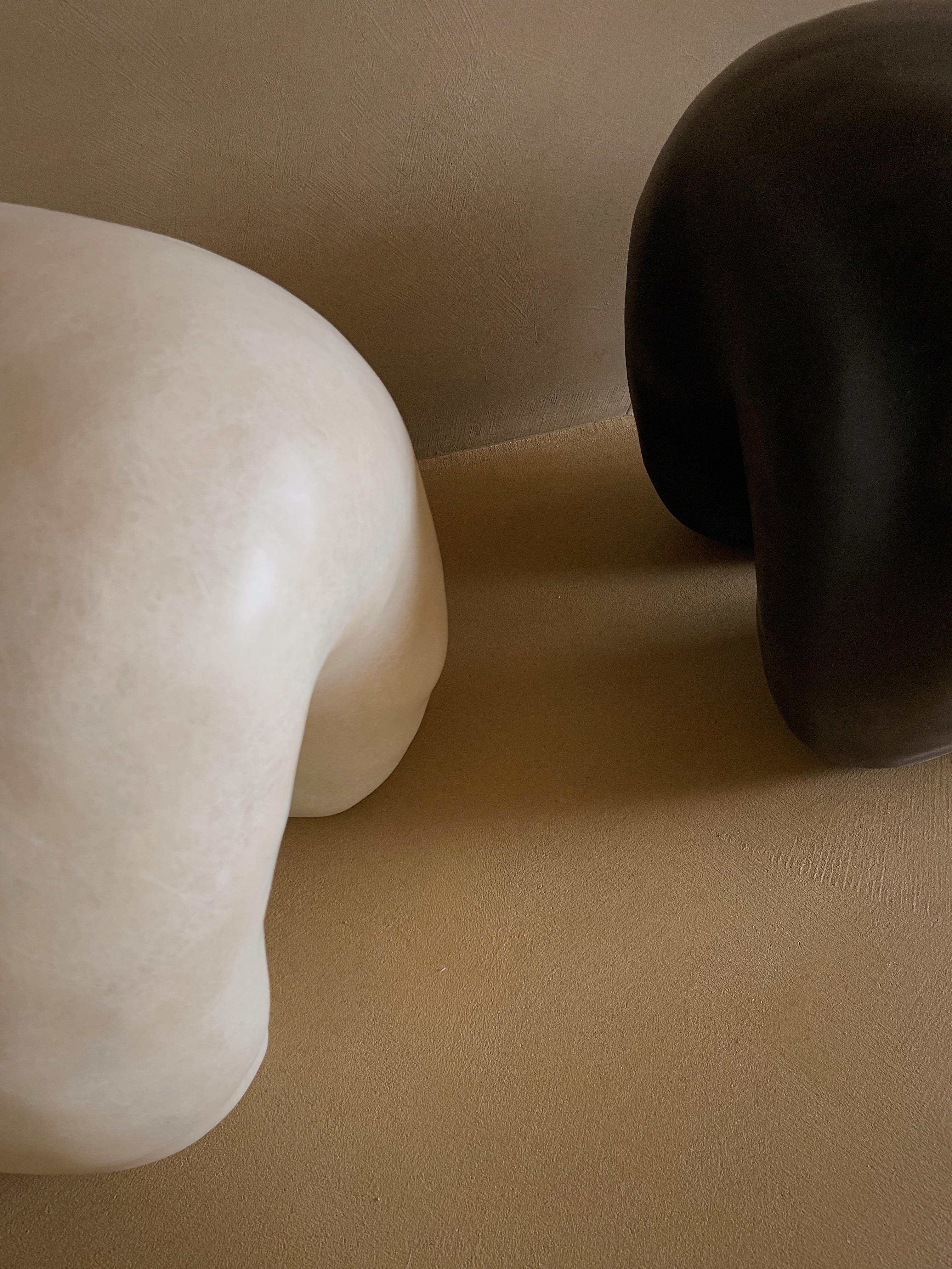 Sgabello in fibra di vetro a forma di dente, Nature Plain Beige di kar in vendita 1