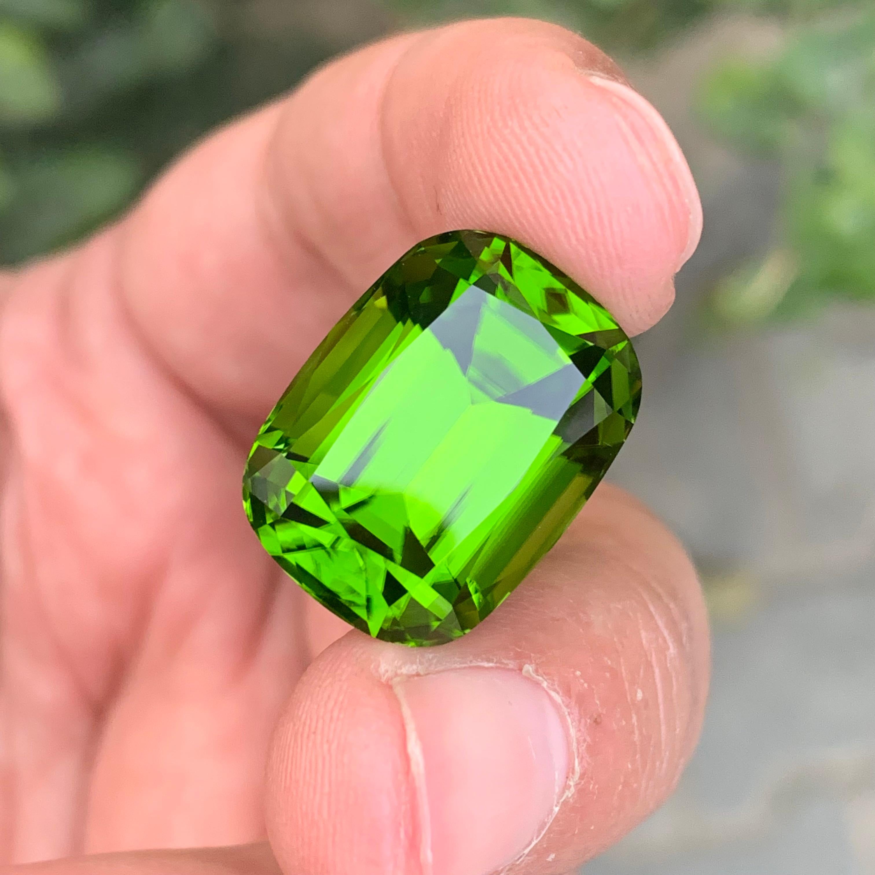 Gema suelta de peridoto natural de calidad AAA de 29,90 quilates Corte cojín en venta