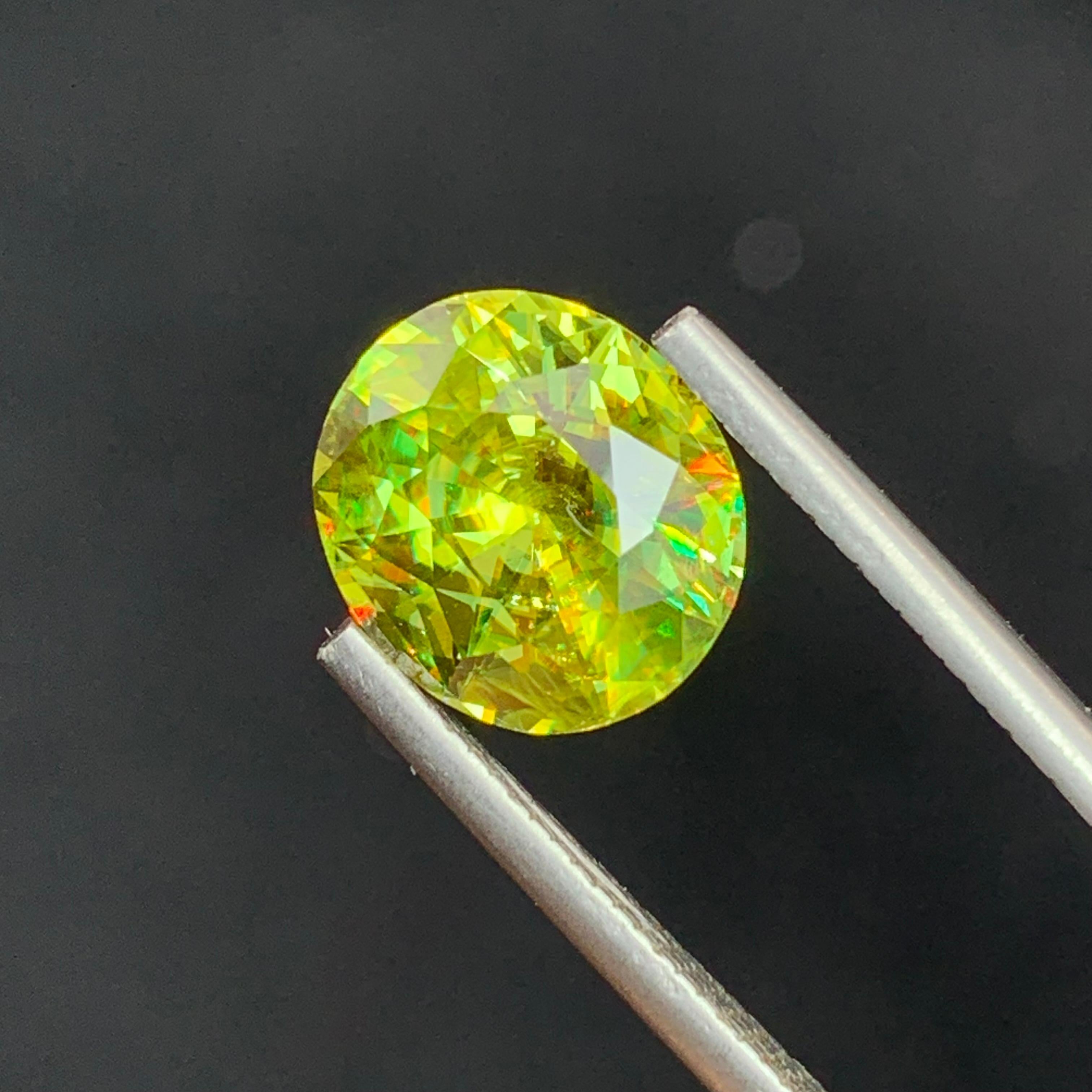 Top AAA Quality 4.45 Carat Natural Loose Fire Sphene Titanite Oval Shape Gem  In New Condition For Sale In Peshawar, PK