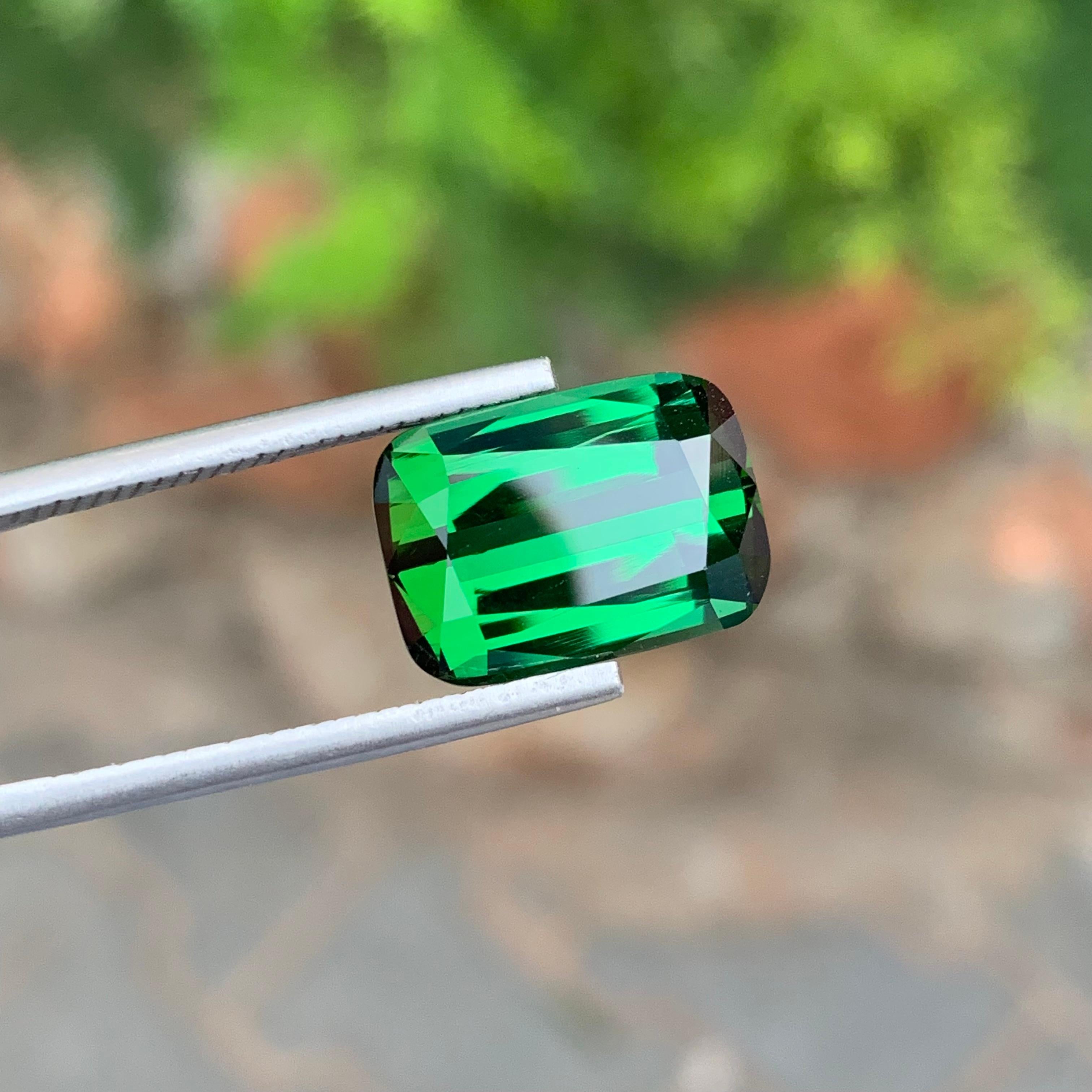 Gema de turmalina verde oscura suelta natural de calidad AAA de 7,80 quilates en Nuevo estado para la venta en Peshawar, PK