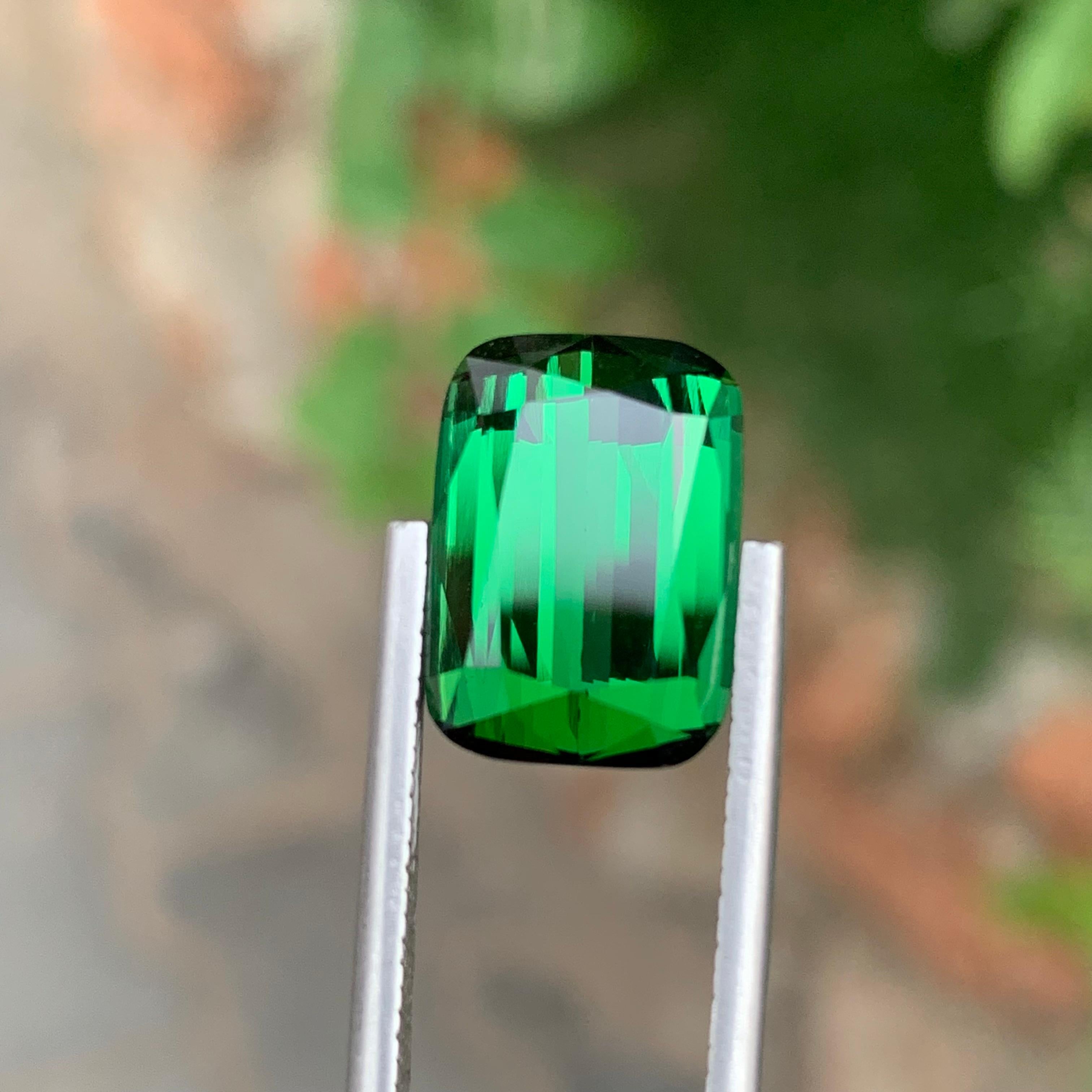 Gema de turmalina verde oscura suelta natural de calidad AAA de 7,80 quilates en venta 1