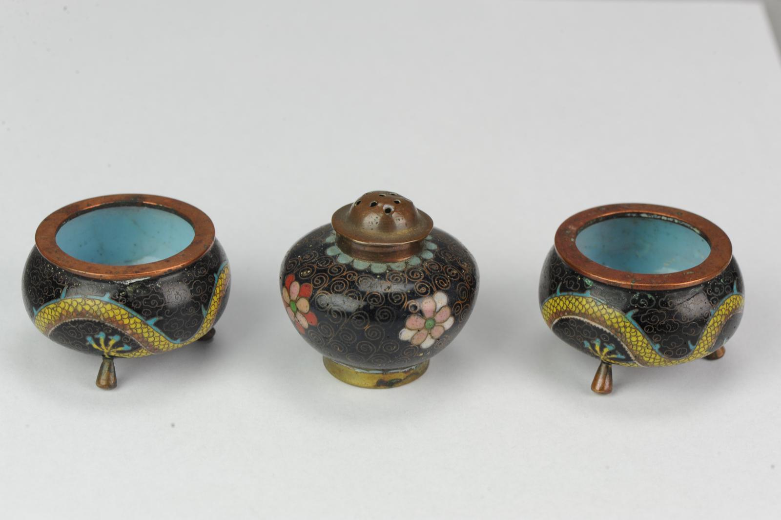 Top Antique Bronze Cloisonné Salt Cellar Tripods China, 19th or Early 20th Cen In Good Condition For Sale In Amsterdam, Noord Holland