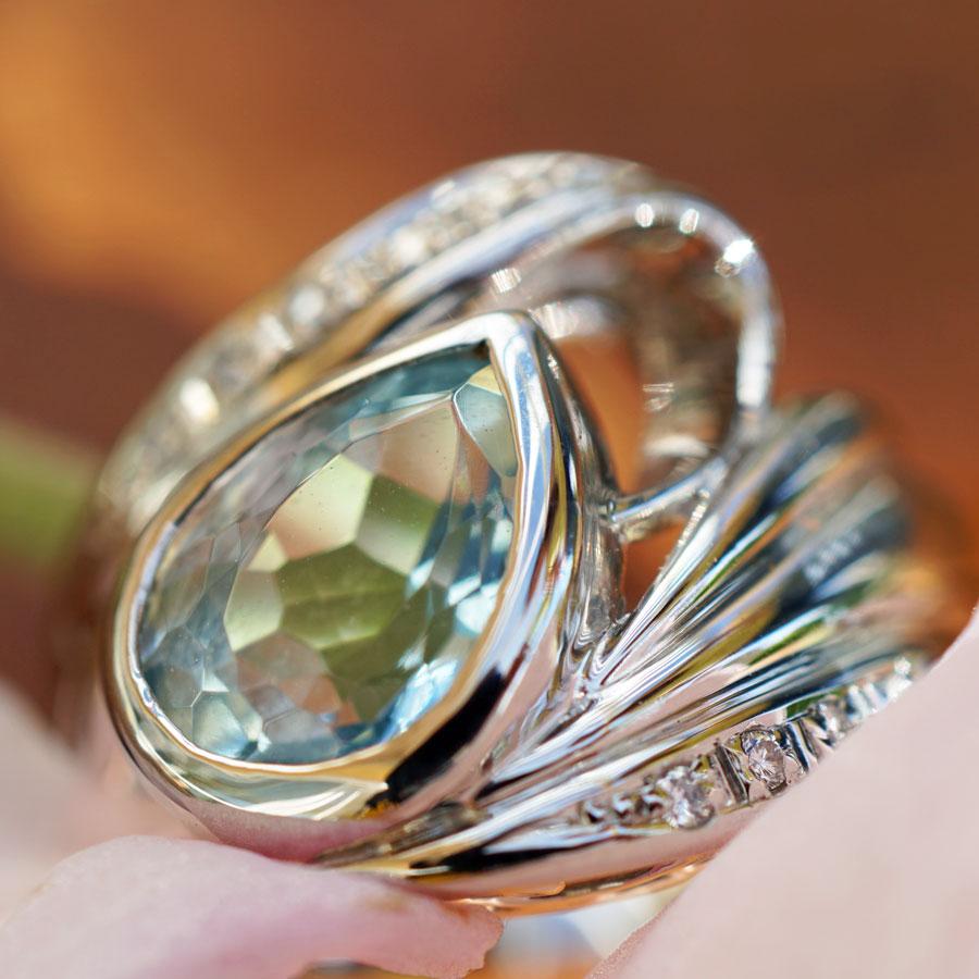 Mixed Cut Top Aquamarin Brilliant Ring Platinum 2.45 ct like flowing Water solid 13 Grams For Sale