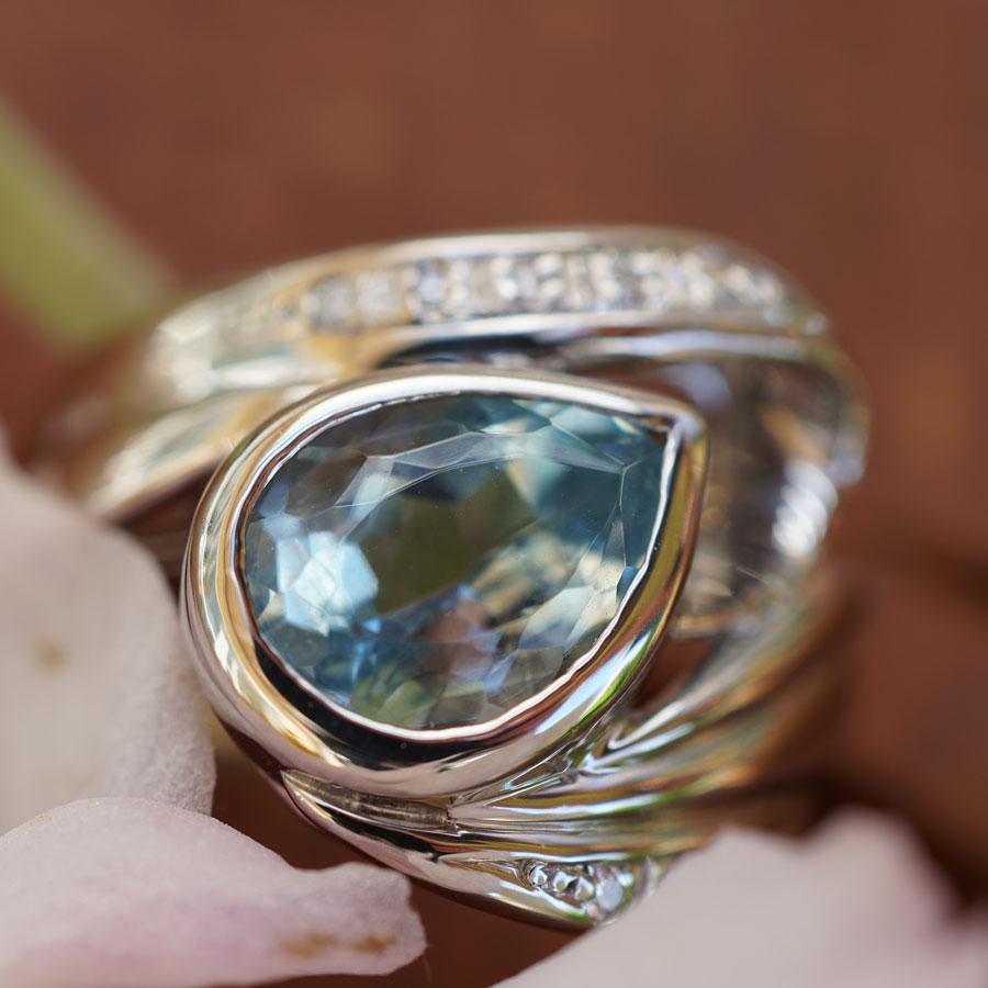Women's or Men's Top Aquamarin Brilliant Ring Platinum 2.45 ct like flowing Water solid 13 Grams For Sale