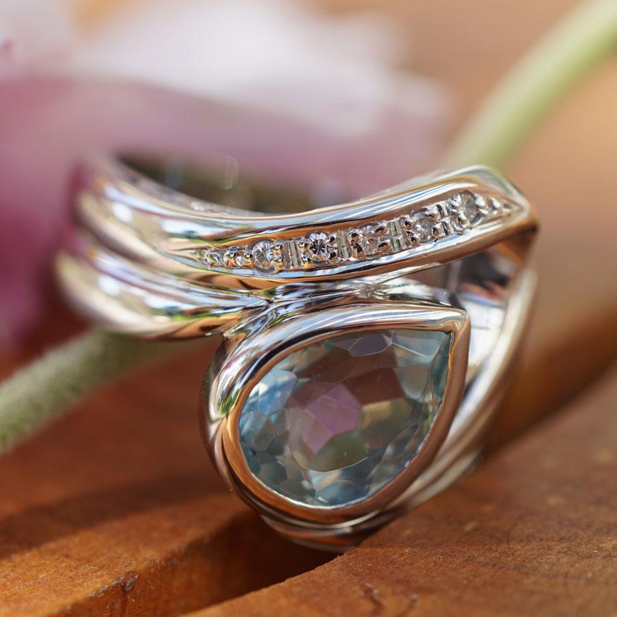 Top Aquamarin Brilliant Ring Platinum 2.45 ct like flowing Water solid 13 Grams For Sale 3