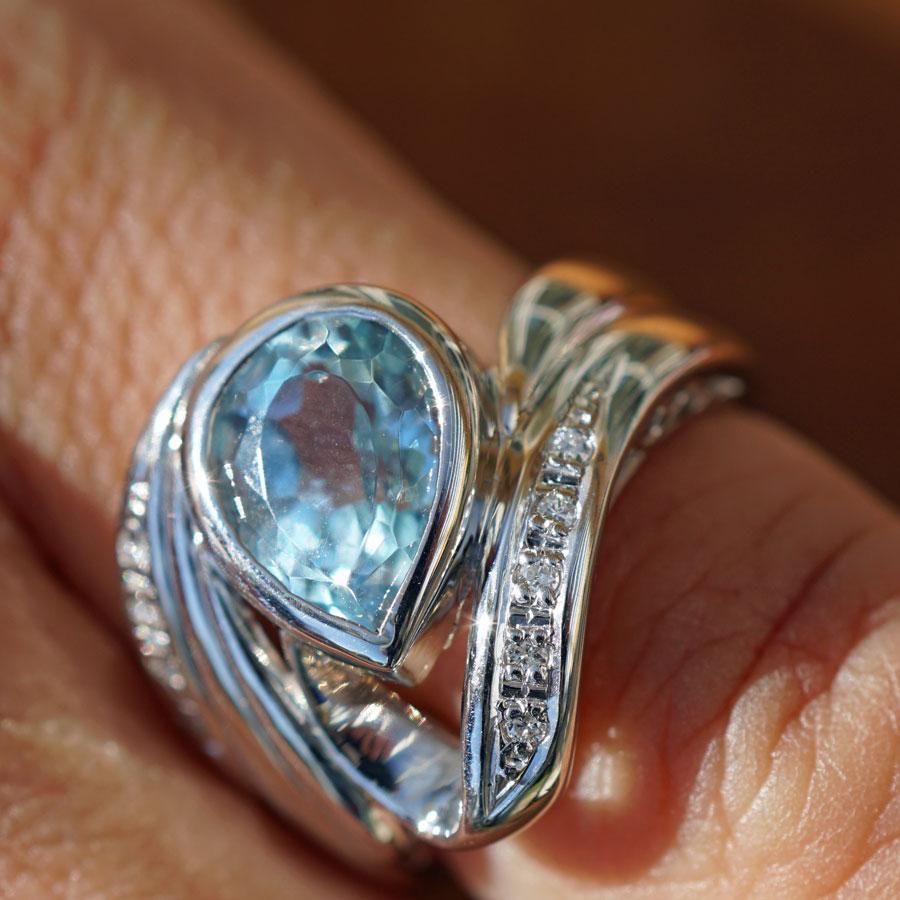Top Aquamarin Brilliant Ring Platinum 2.45 ct like flowing Water solid 13 Grams For Sale 4