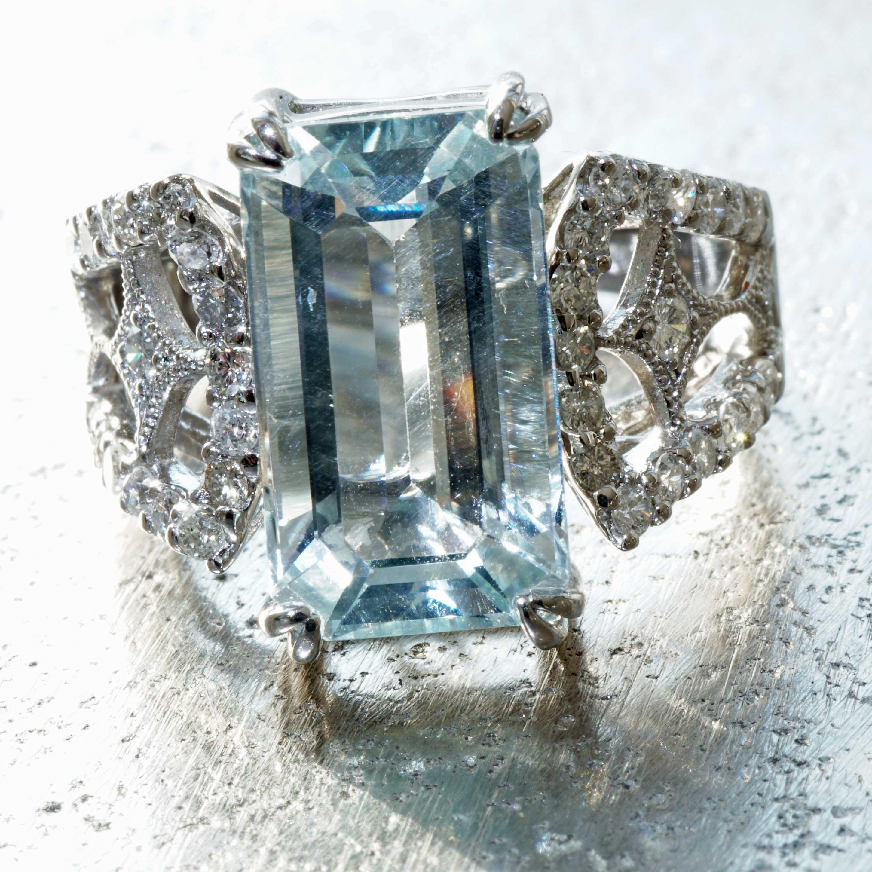 a beautiful aquamarine weighing approx. 4.40 ct in a light blue color quality, the elaborately designed ring setting is set with full-cut brilliant-cut diamonds weighing approx. 0.52 ct in total, TW-W (fine white-white) / VS-SI (very small - small