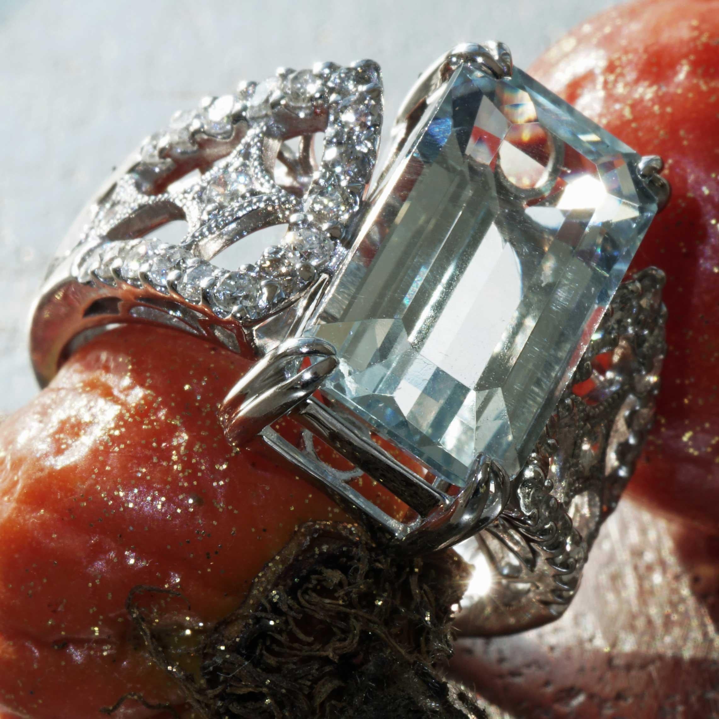 Top Aquamarin Brilliant Ring Platinum 4.40 ct 0.52 ct so elaborately designed In New Condition In Viena, Viena