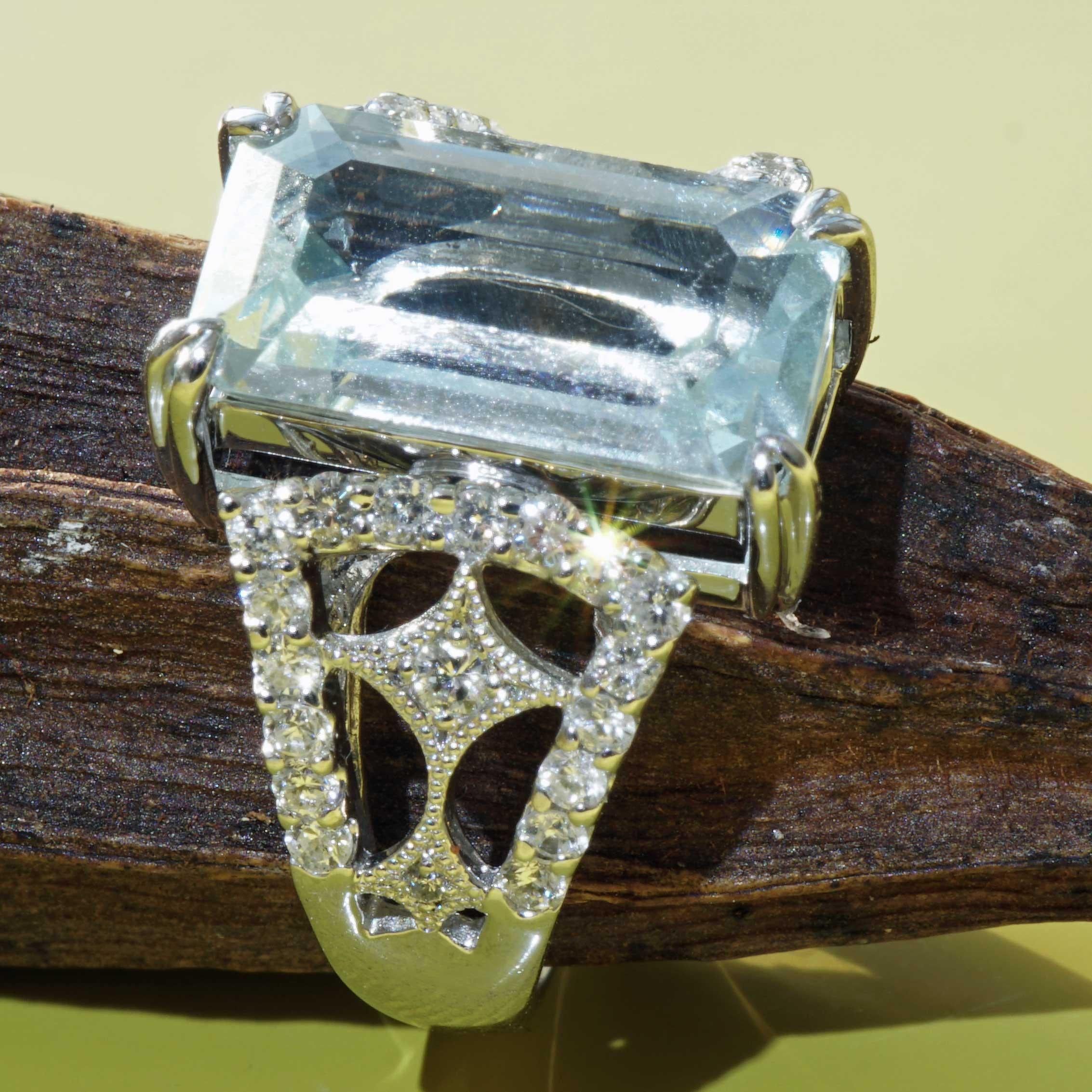 Women's or Men's Top Aquamarin Brilliant Ring Platinum 4.40 ct 0.52 ct so elaborately designed