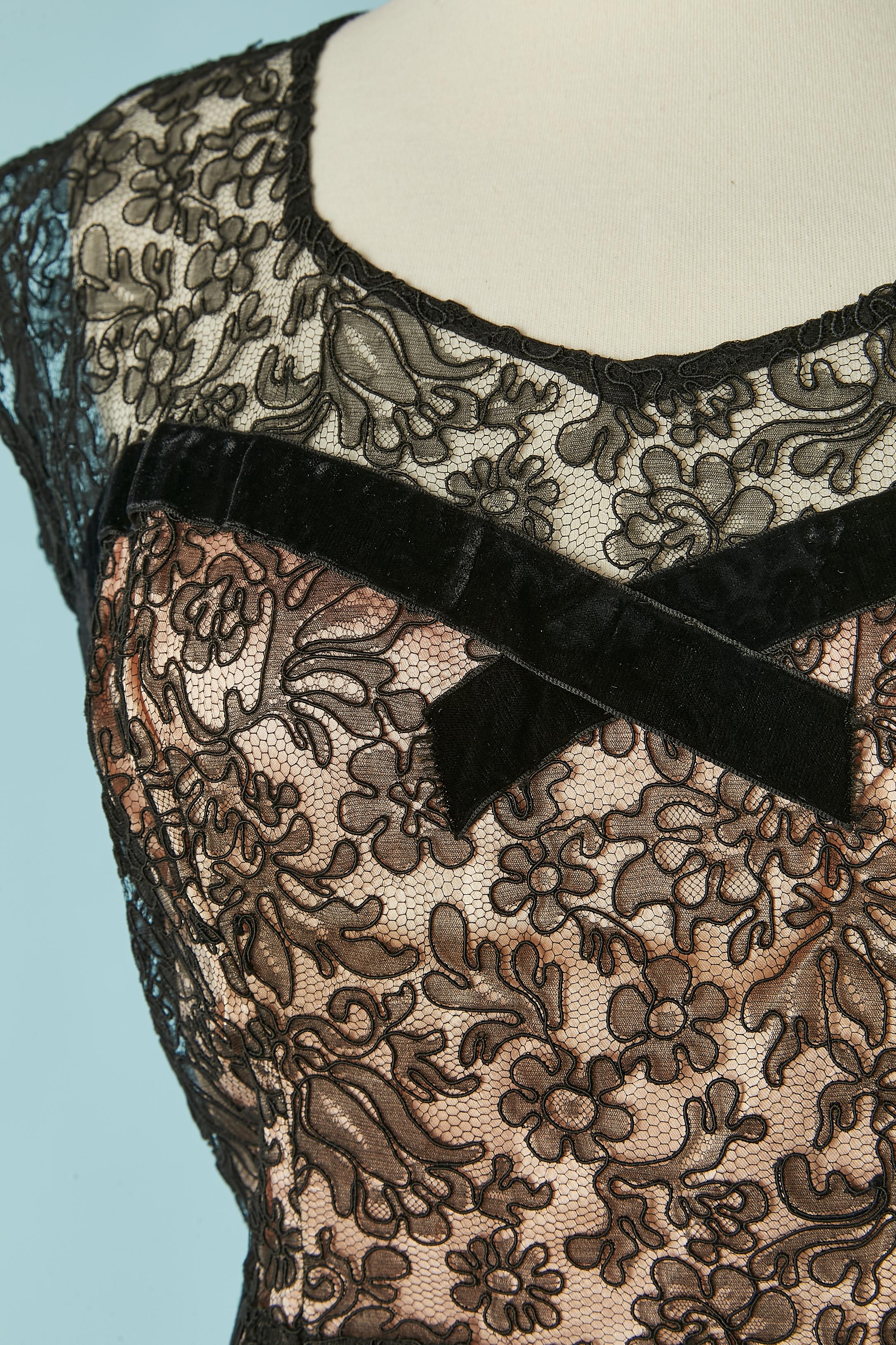 Top bustier en dentelle noire et satin rose avec ruban de velours. Fermeture à glissière sur le côté gauche 
TAILLE XS 