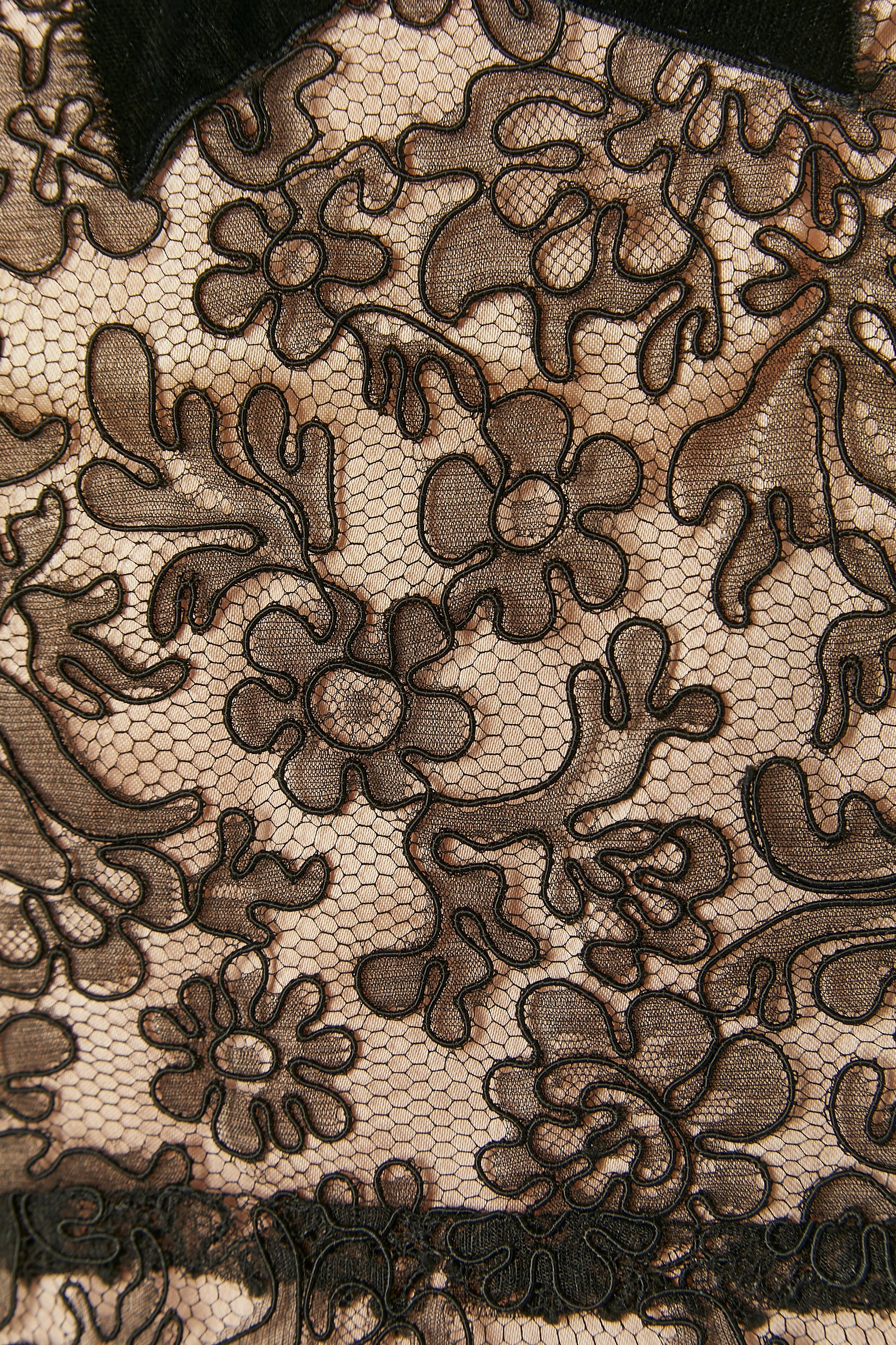 Noir Top bustier en dentelle noire et satin rose avec ruban de velours Circa 1950 en vente