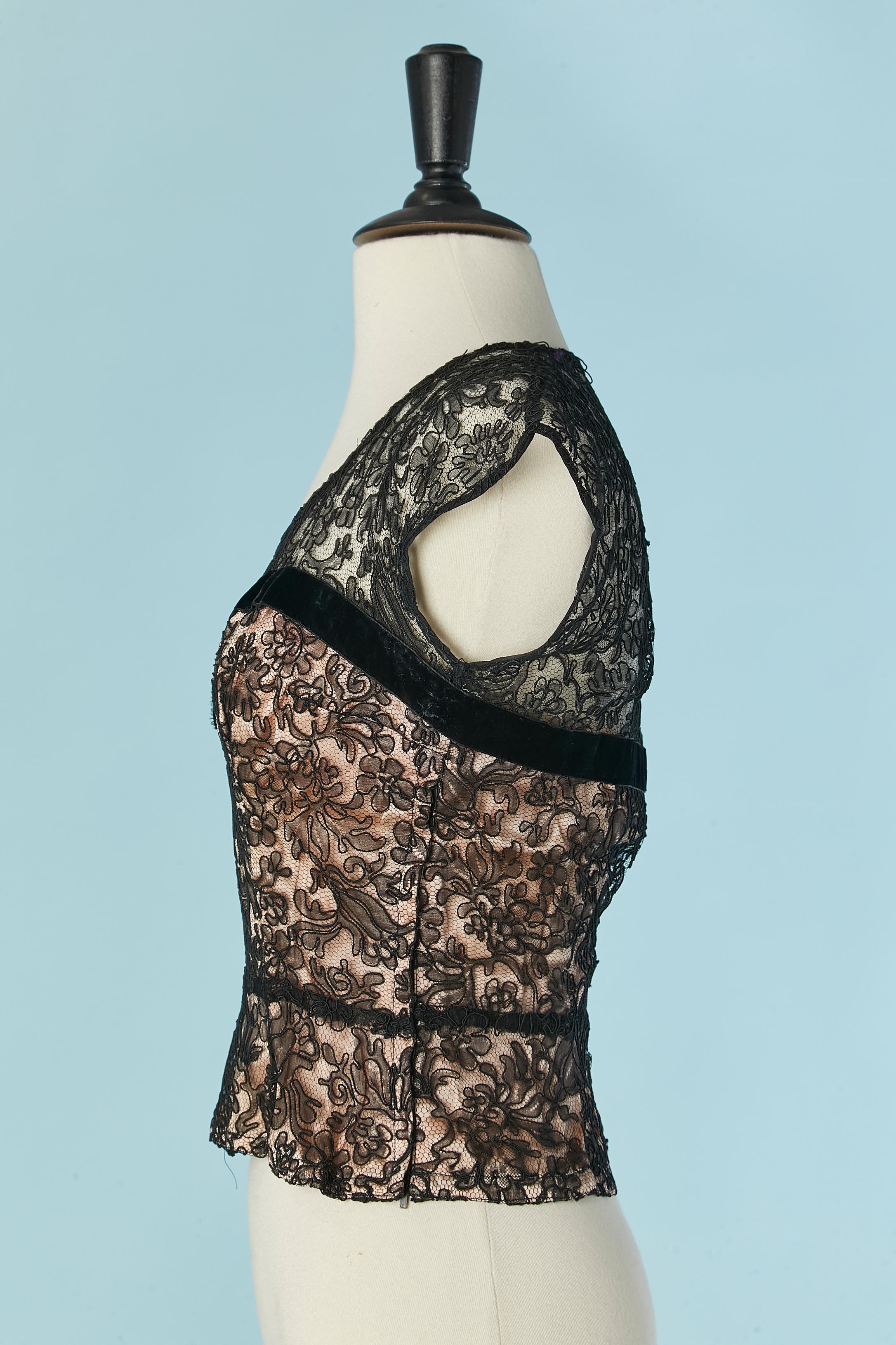 Top bustier en dentelle noire et satin rose avec ruban de velours Circa 1950 Excellent état - En vente à Saint-Ouen-Sur-Seine, FR