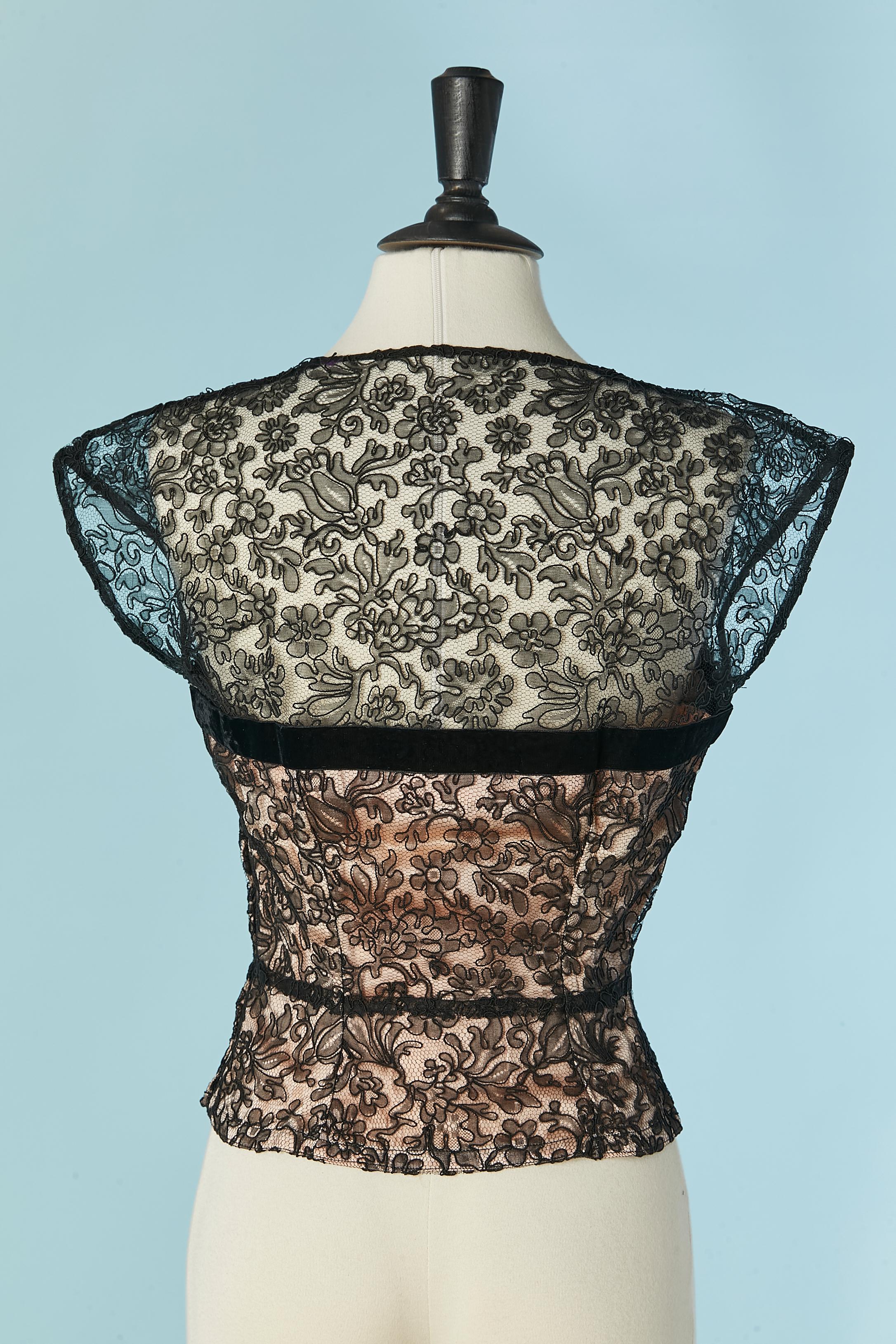 Top bustier en dentelle noire et satin rose avec ruban de velours Circa 1950 Pour femmes en vente
