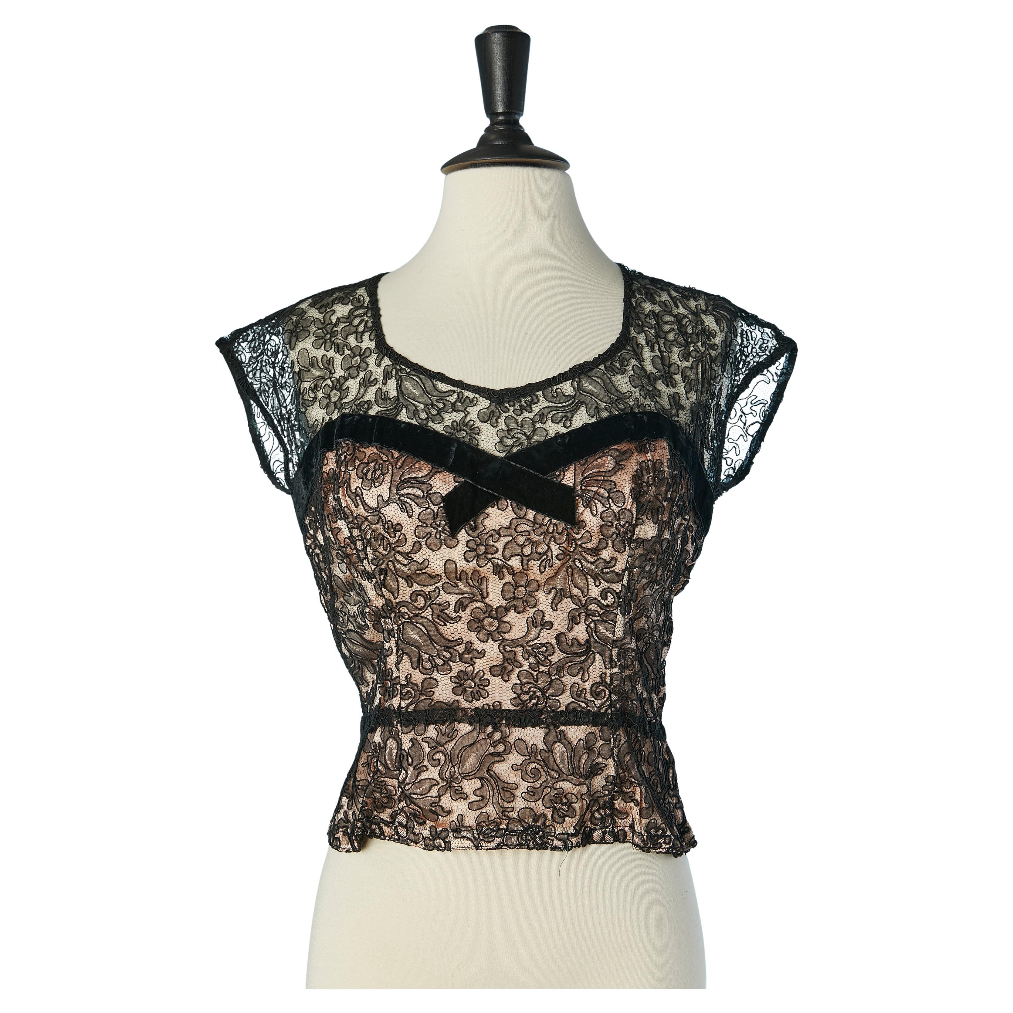 Top bustier en dentelle noire et satin rose avec ruban de velours Circa 1950 en vente