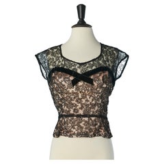 Top bustier en dentelle noire et satin rose avec ruban de velours Circa 1950