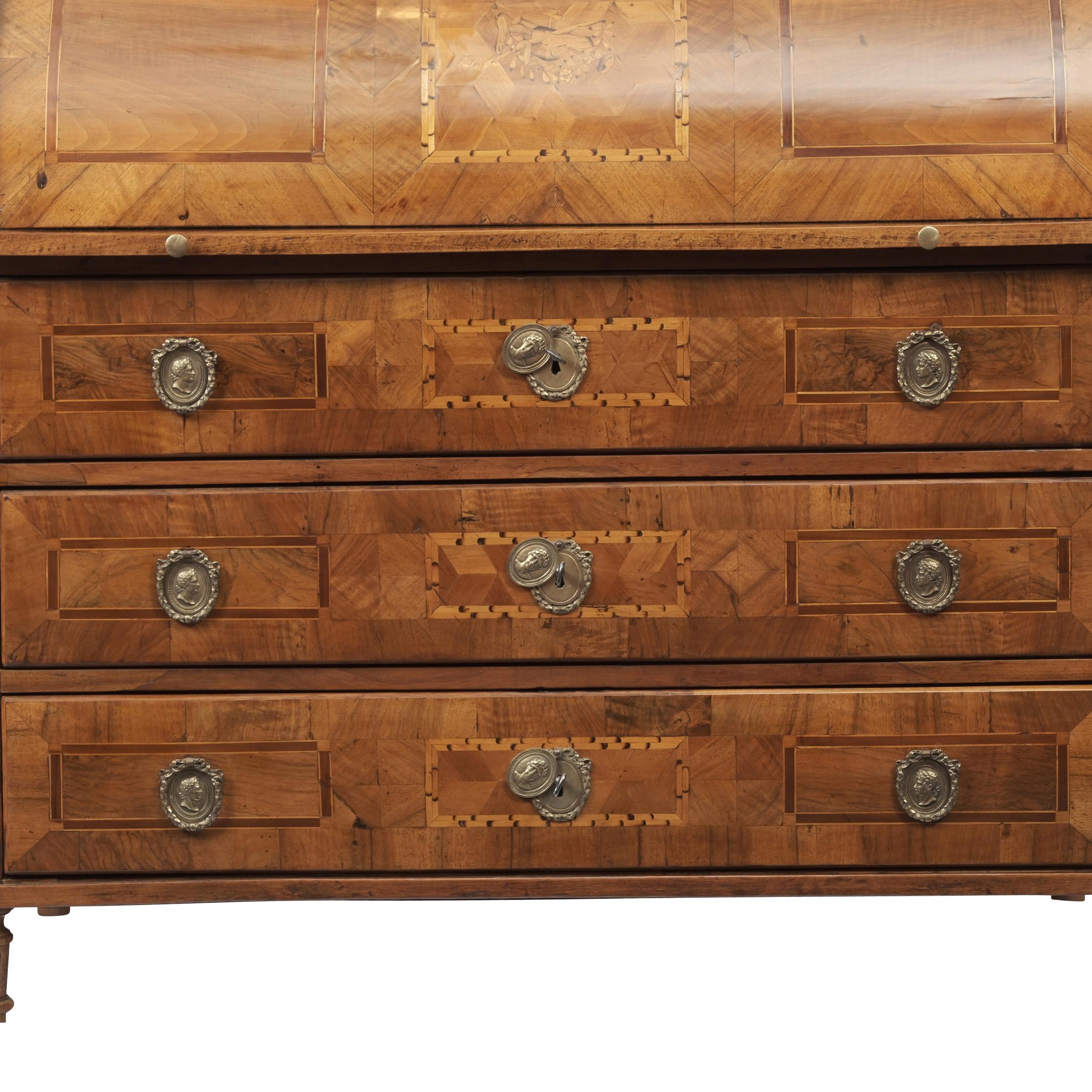 Secrétaire à deux corps

Armoire haute Baden, vers 1780/90

Placage et marqueterie de noyer et de ronce de noyer,

Commode à 3 niveaux, serrure à cylindre avec mécanisme de tirage automatique, ferrures d'origine, état restauré, polissage à la