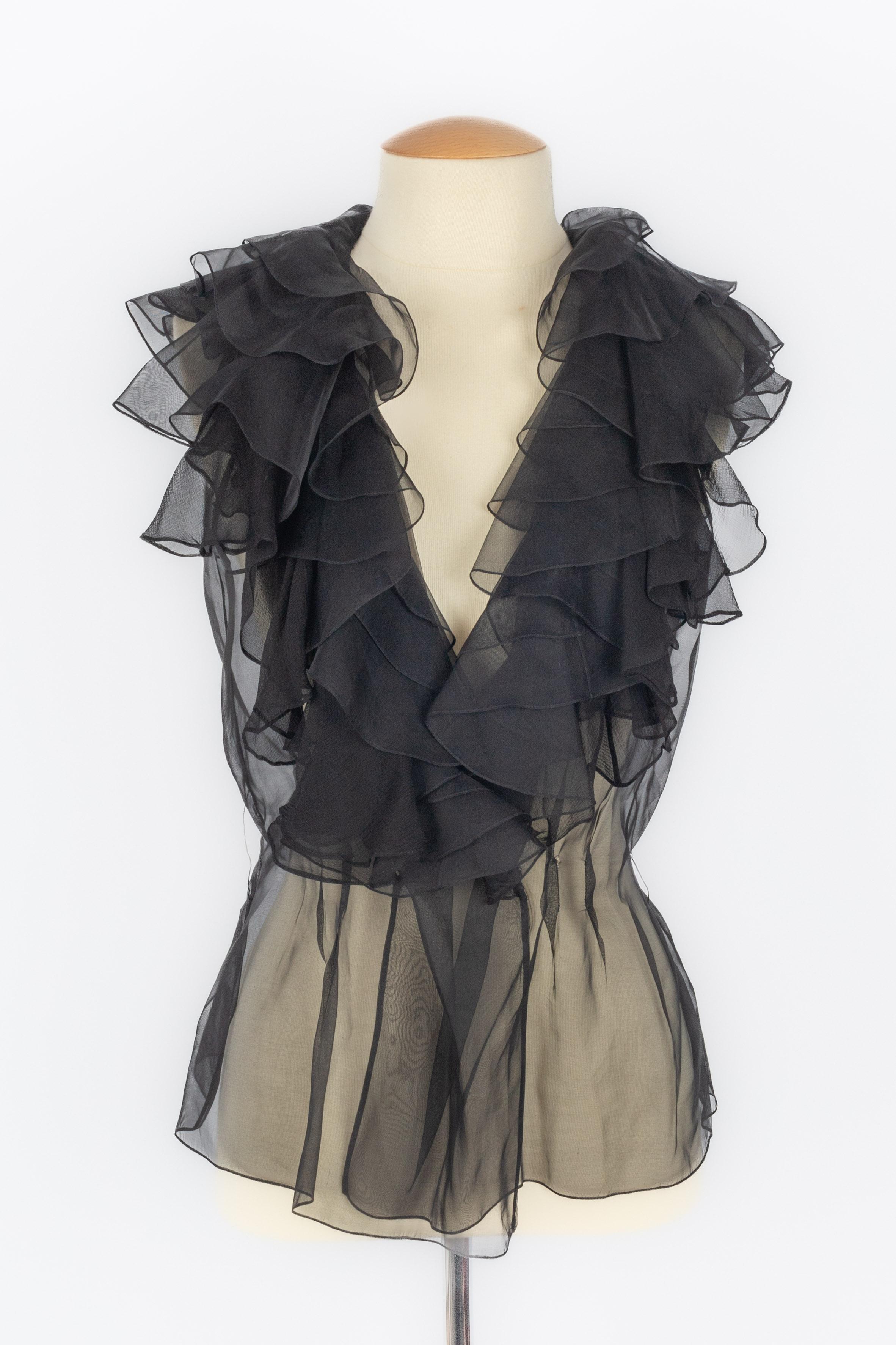 DIOR - (Made in France) Top nero trasparente senza maniche con colletto arricciato. Non è indicata la taglia; veste una 36FR/38FR.

Condizioni:
Ottime condizioni

Dimensioni:
Busto: 45 cm - Lunghezza: 60 cm

SKU: FH148