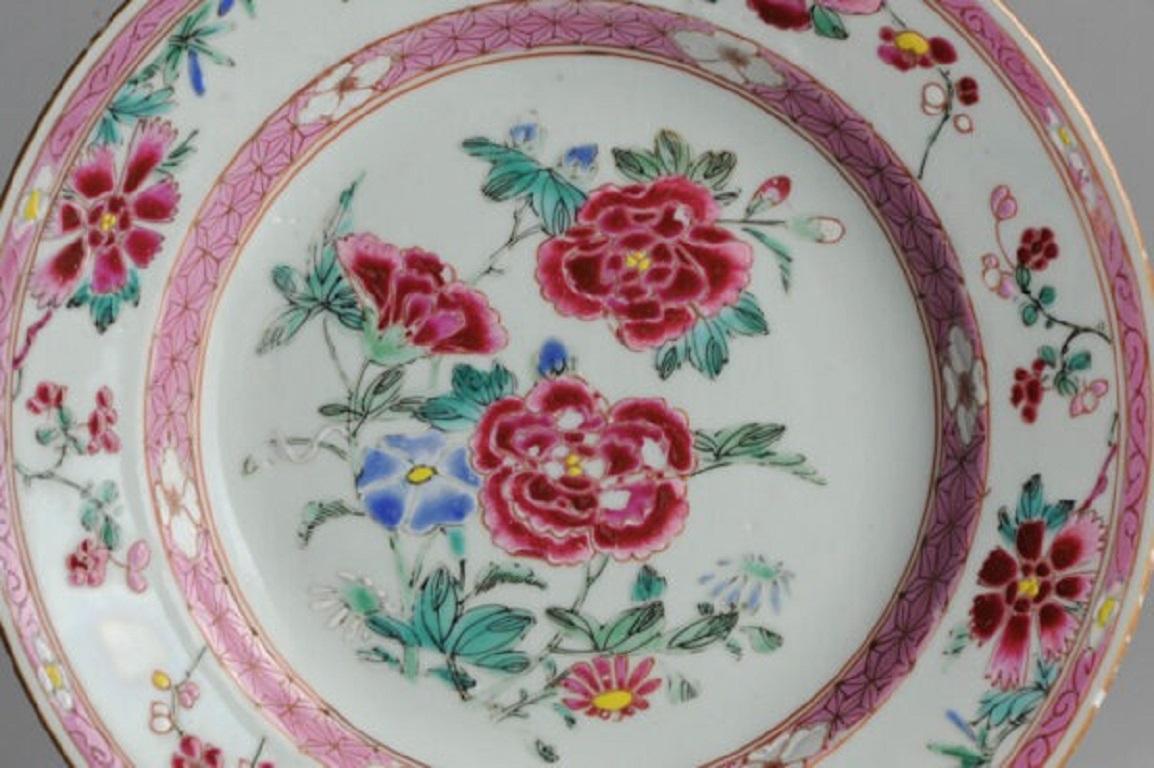 Piatto in porcellana Qianlong Famille Rose, in ottime condizioni e raro, Cina Qing, 18° C. In condizioni ottime in vendita a Amsterdam, Noord Holland