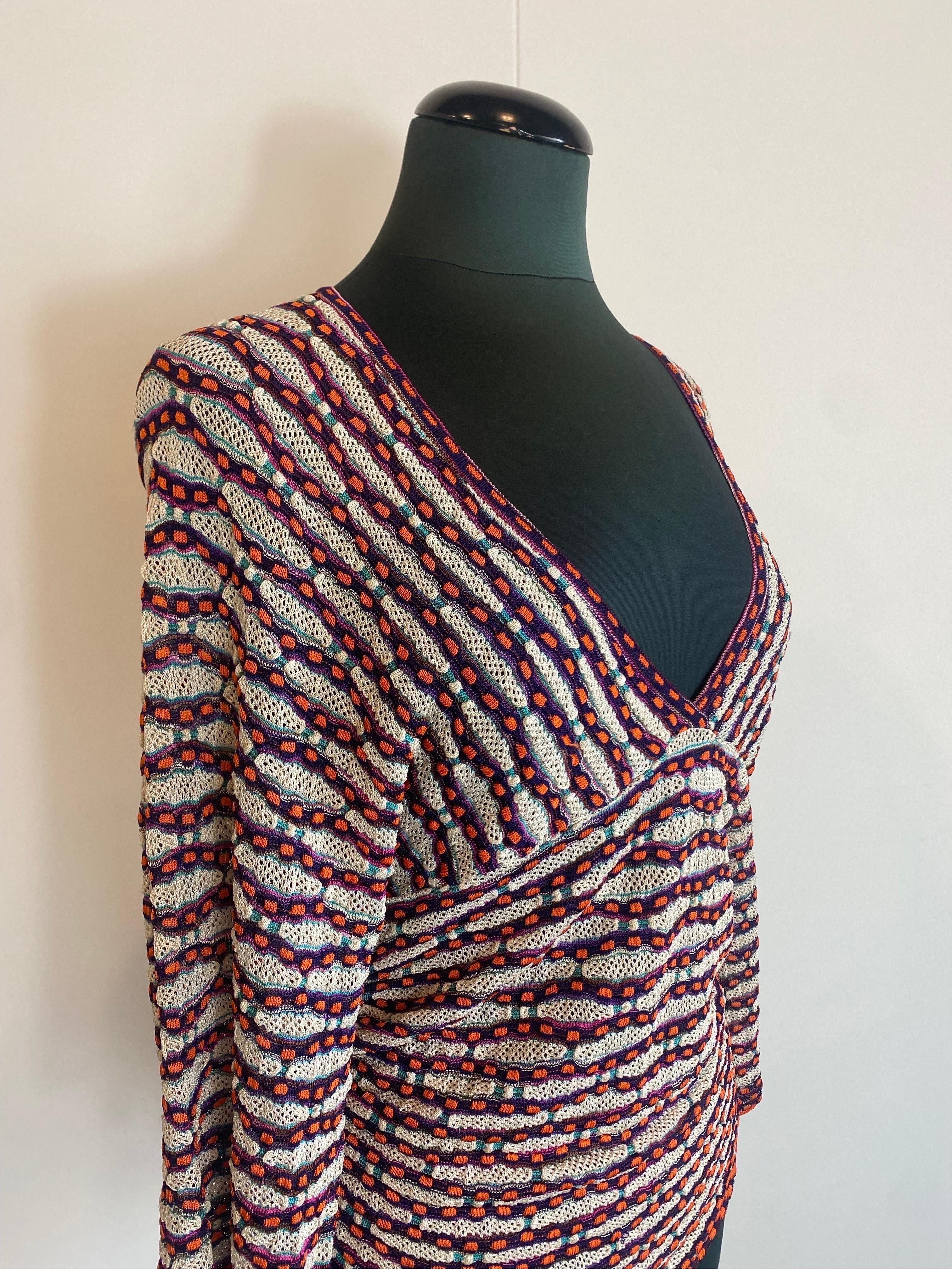 Missoni crochet blouse
In rayon and nylon.
V-neck. Orange, purple and light blue tones.
Wide sleeves.
Side buttons as in the photo on the side and gathers on the sides.
Size 44.
Shoulder 59
Bust 40
Length 75
In excellent condition, shows signs of