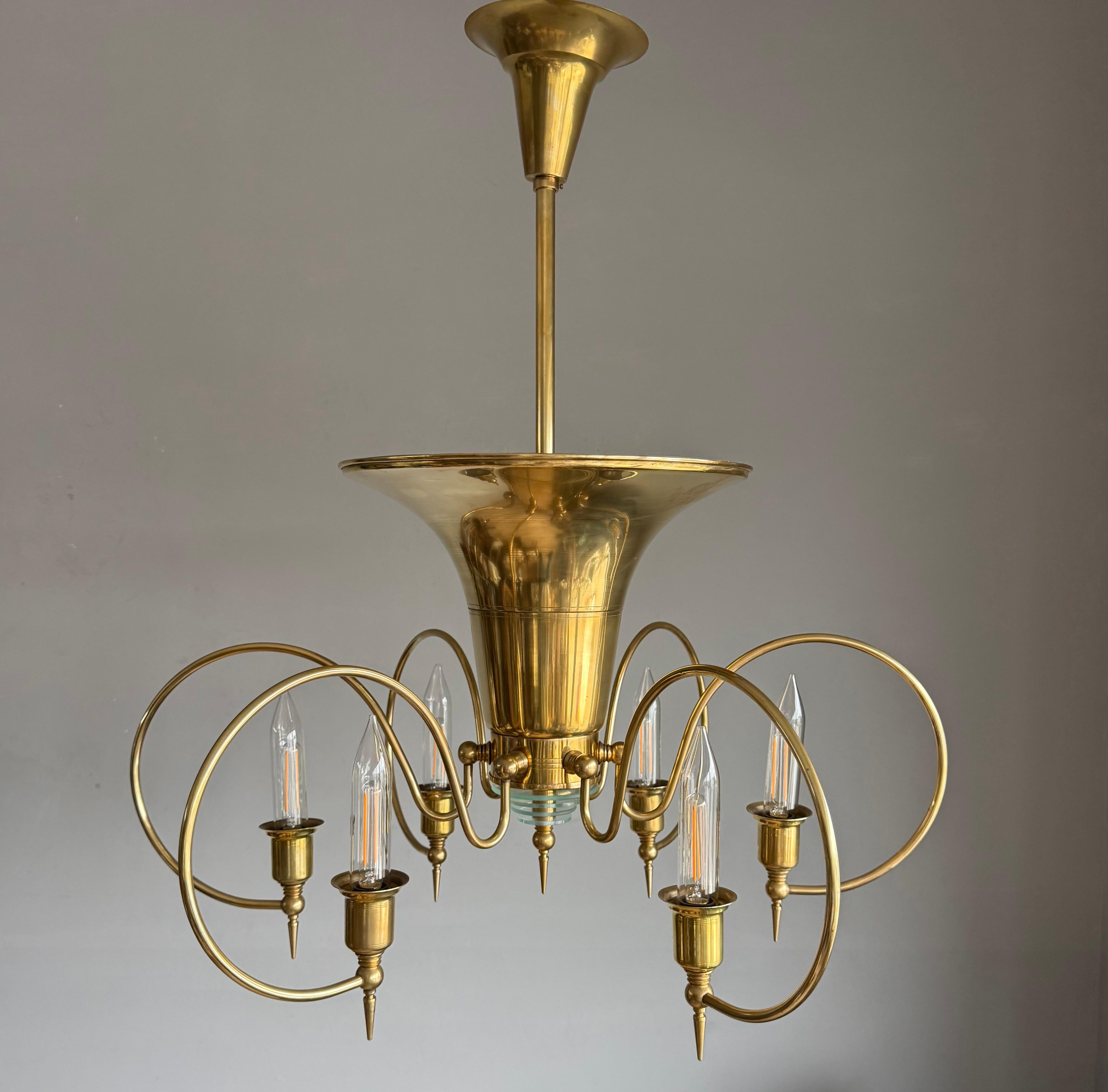Top Design & Large Art Deco Style Brass and Glass Eight-Light Chandelier en vente 2