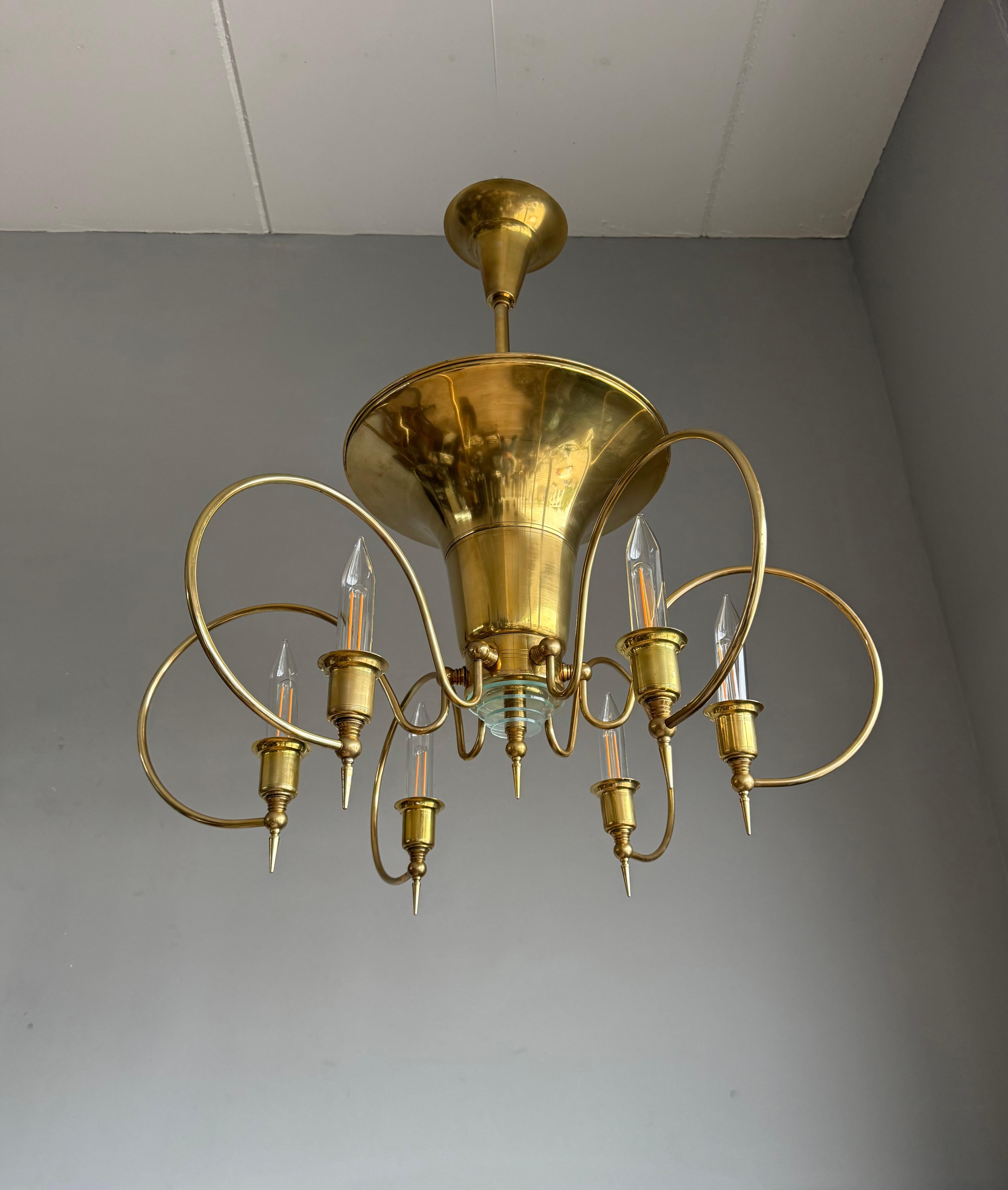 Top Design & Large Art Deco Style Brass and Glass Eight-Light Chandelier en vente 3